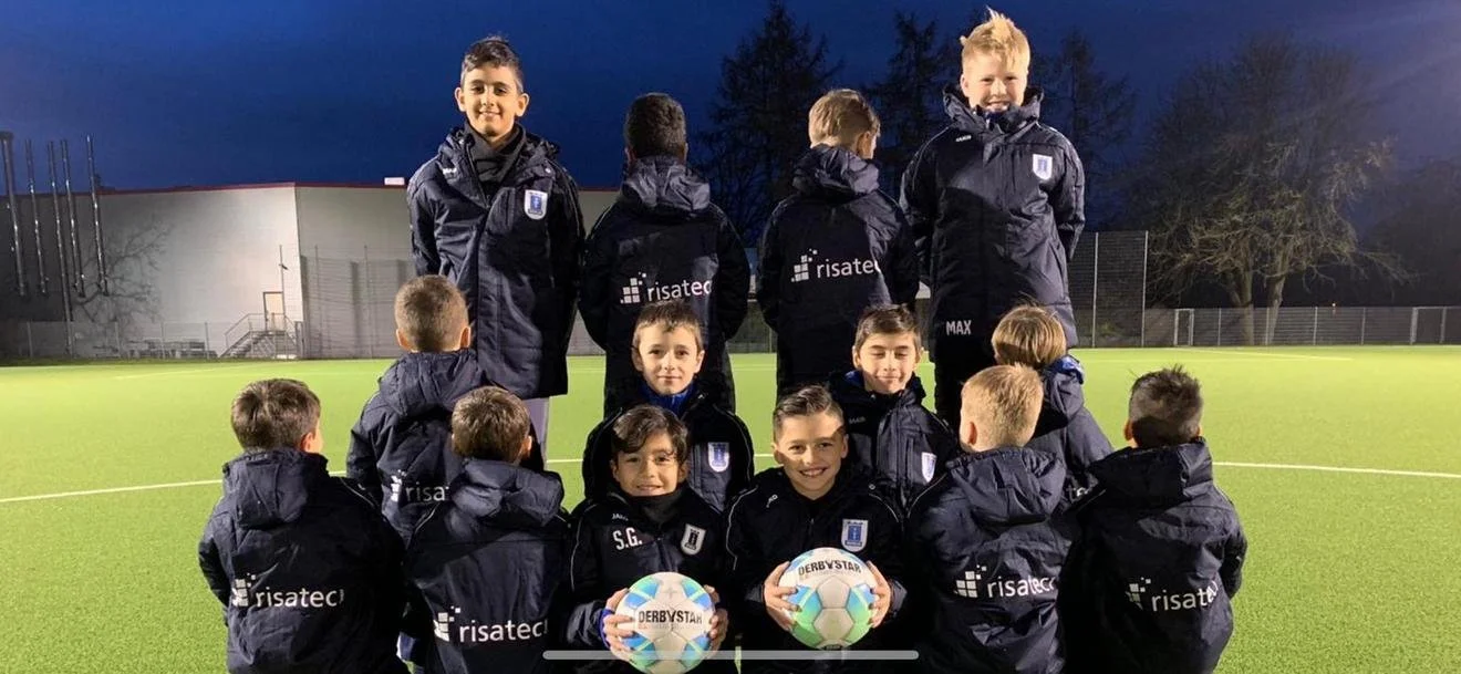 Sponsoring: Jugendfußballmannschaft mit Trainingsbekleidung gesponsert von risatec GmbH.