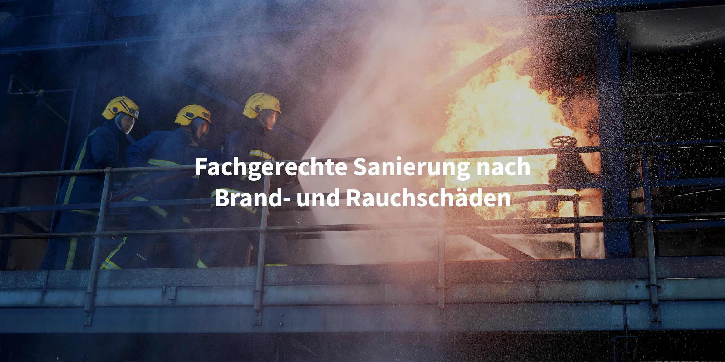 Feuerwehrleute bei der Brandbekämpfung auf einem Balkon, Wasserrohr mit Wasserstrahl strömt in ein Feuer.
