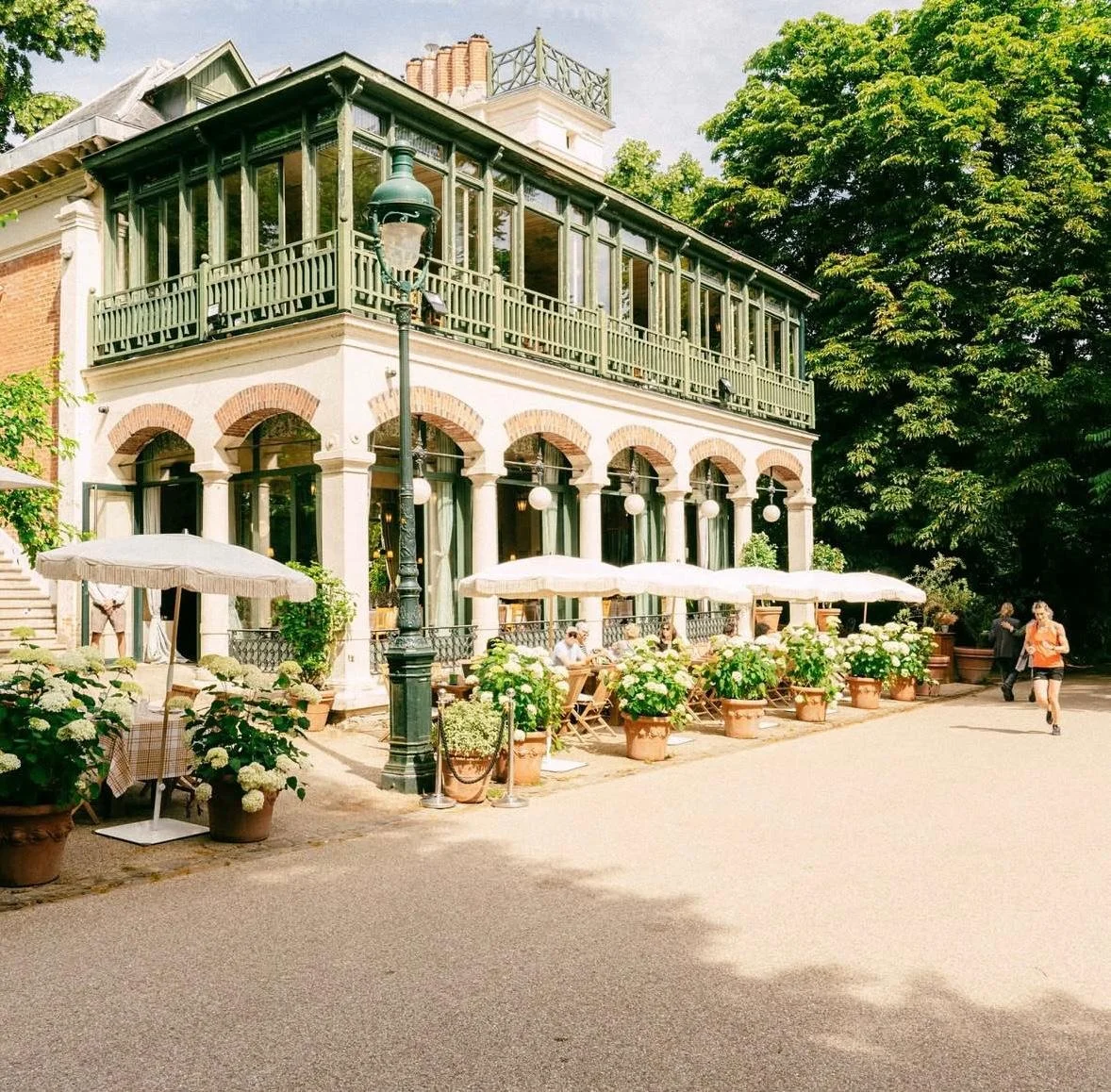 Une maison de campagne en plein Paris pour dévoiler une nouvelle collection