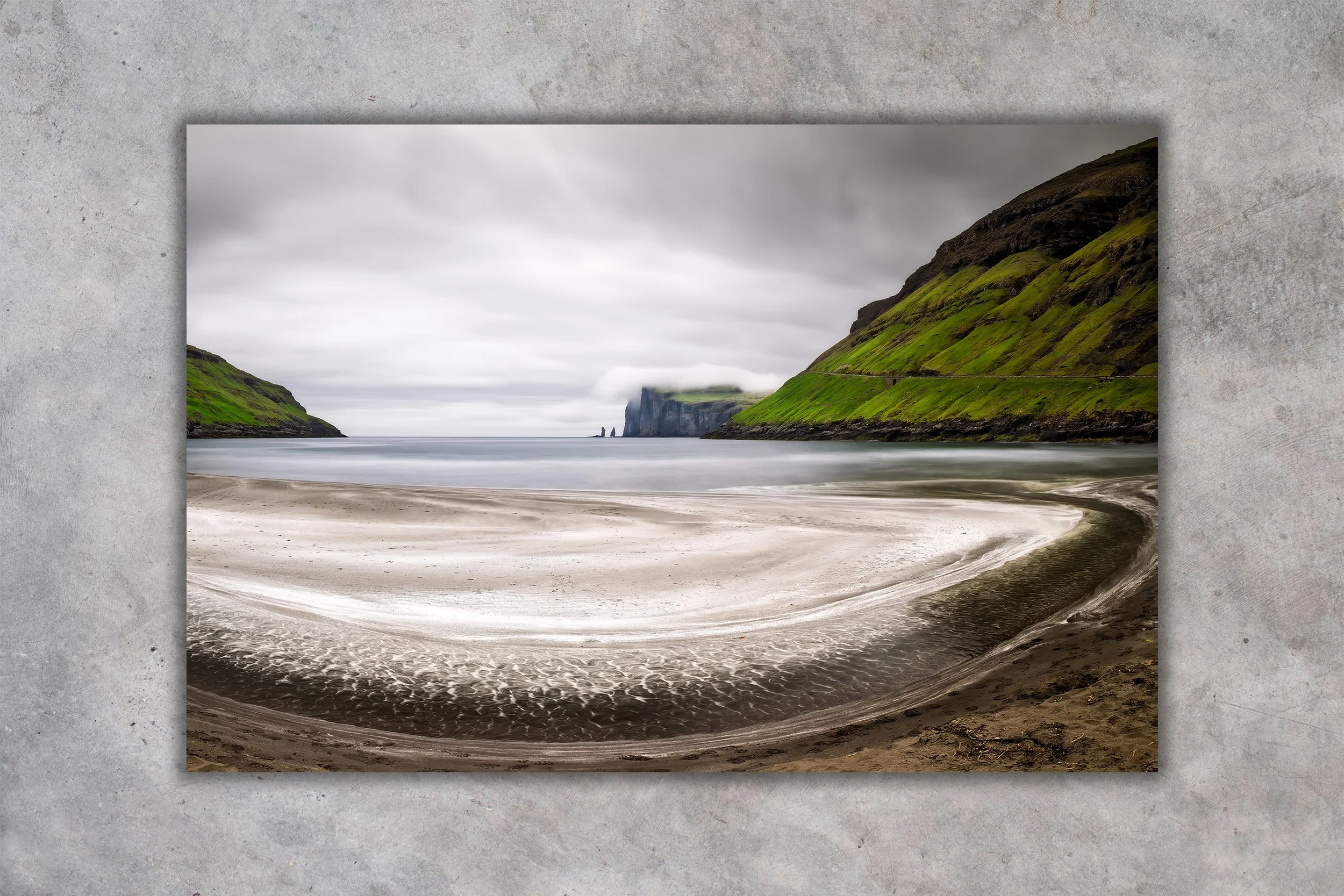 Aluprint af sort sandstrand ved Tjornuvik, Faroe Islands – naturbillede til væggen