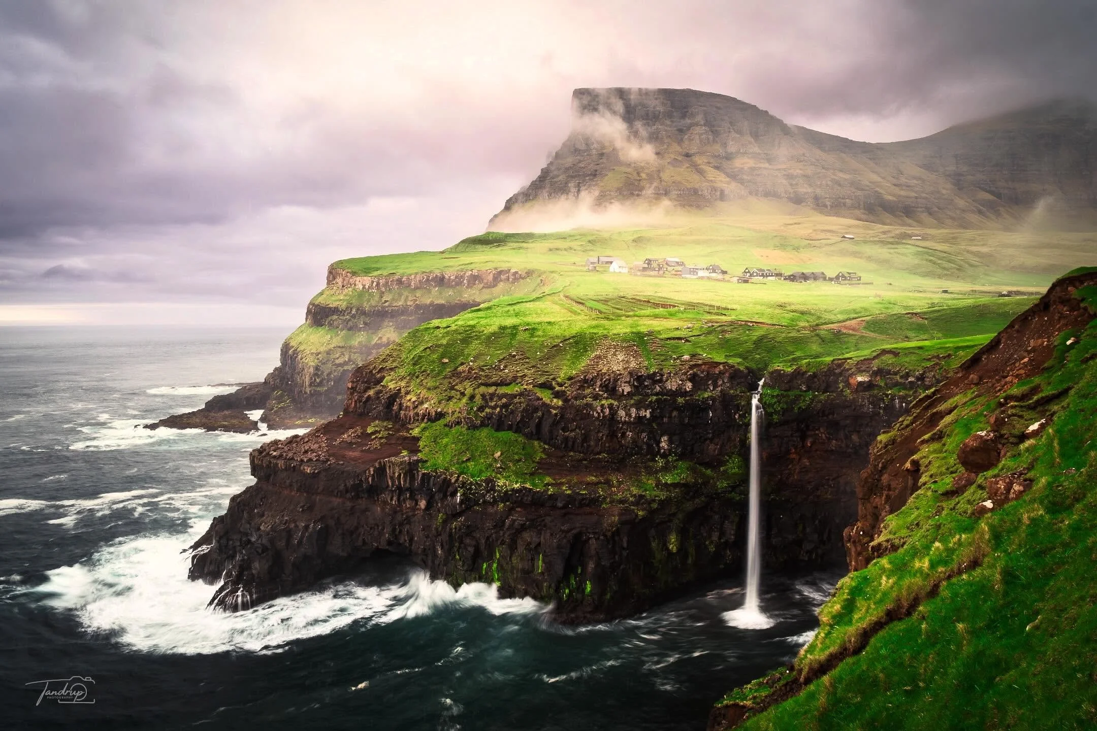 Magiske M&uacute;lafossur vandfald, ved bygden G&aacute;sadalur, p&aring; V&aacute;gar, F&aelig;r&oslash;erne 🇫🇴🫶
-
-
-
#visitfaroeislands #faroeislands #landscapephotography #nordicnature #tandrup_photography