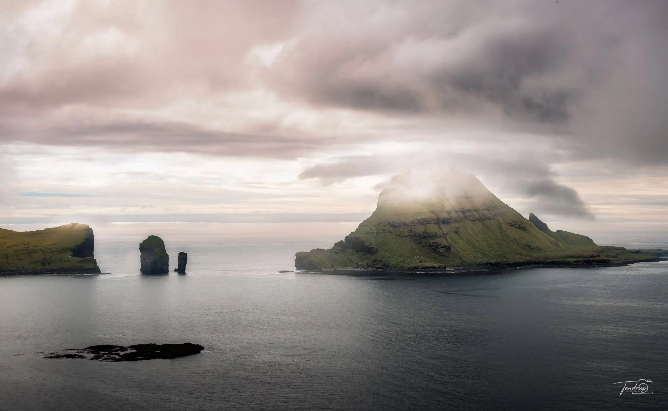 Tindh&oacute;lmur og drangarnir set fra V&aacute;gar.
Fem tinder, to drangar og skyer der ikke kan beslutte sig. Det er F&aelig;r&oslash;erne p&aring; en god dag. 🇫🇴💚
-
-
-
#faroeislands #visitfaroeislands #tindh&oacute;lmur #landscapephotography 