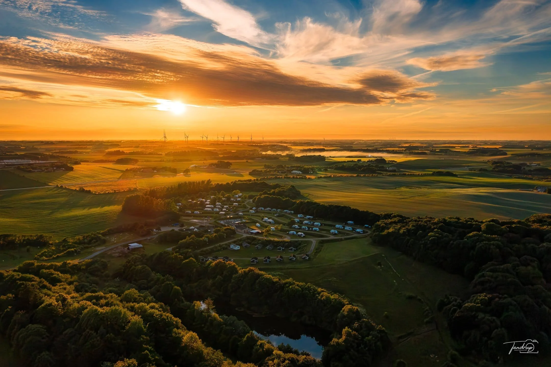 Skt. Hans aften ved Skive. Skive Camping i forgrunden og r&oslash;g fra et b&aring;l, hvis man kigger godt efter 😃🔥
-
-
-
#limfjorden #skive #dronefoto #tandrup_photography #sktHans