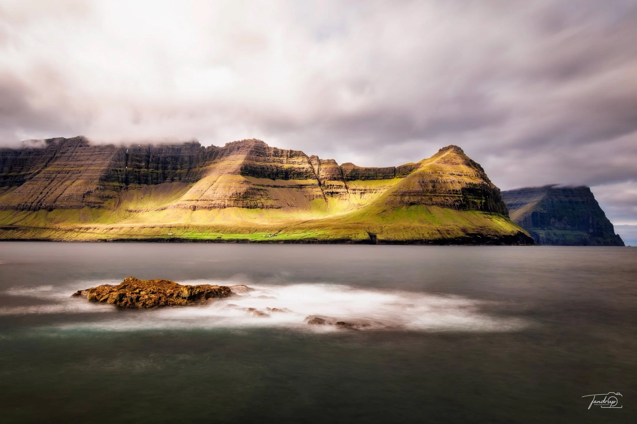 Vi&eth;arei&eth;i er den nordligste bygd p&aring; F&aelig;r&oslash;erne, yderst p&aring; Vi&eth;oy. Det er ikke et sted man lige kommer forbi &ndash; her ender vejen, og udsigten over sundet er en af grundene til at tage herud.
-
-
-
#visitfaroeislan