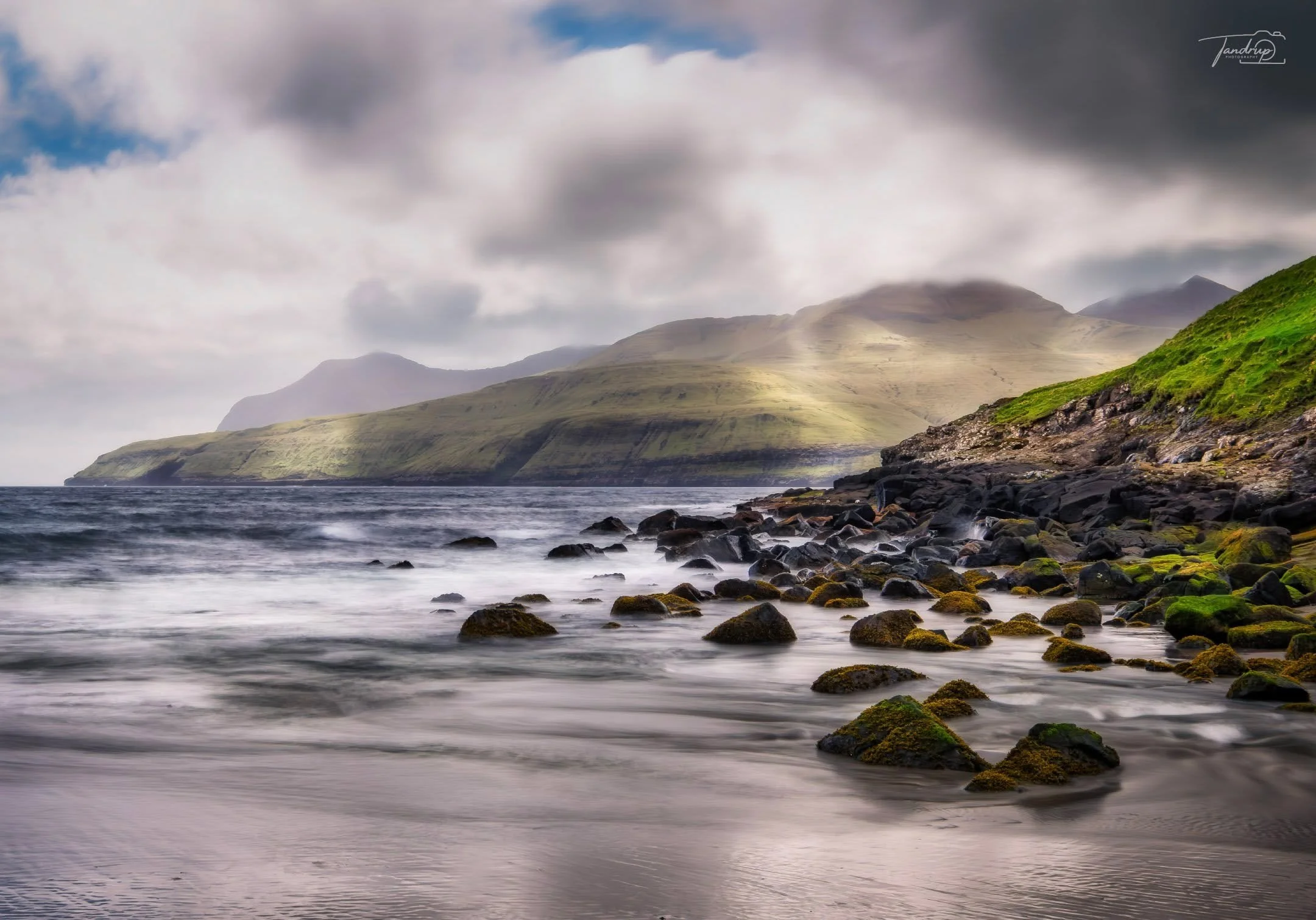 Leynasandur, Streymoy 🇫🇴
-
Sortsandsstrand p&aring; vestsiden af Streymoy, med udsigt til V&aacute;gars kystlinje.
-
-
-
#faroeislands #tandrup_photography #streymoy #longexposure #landscapephotography