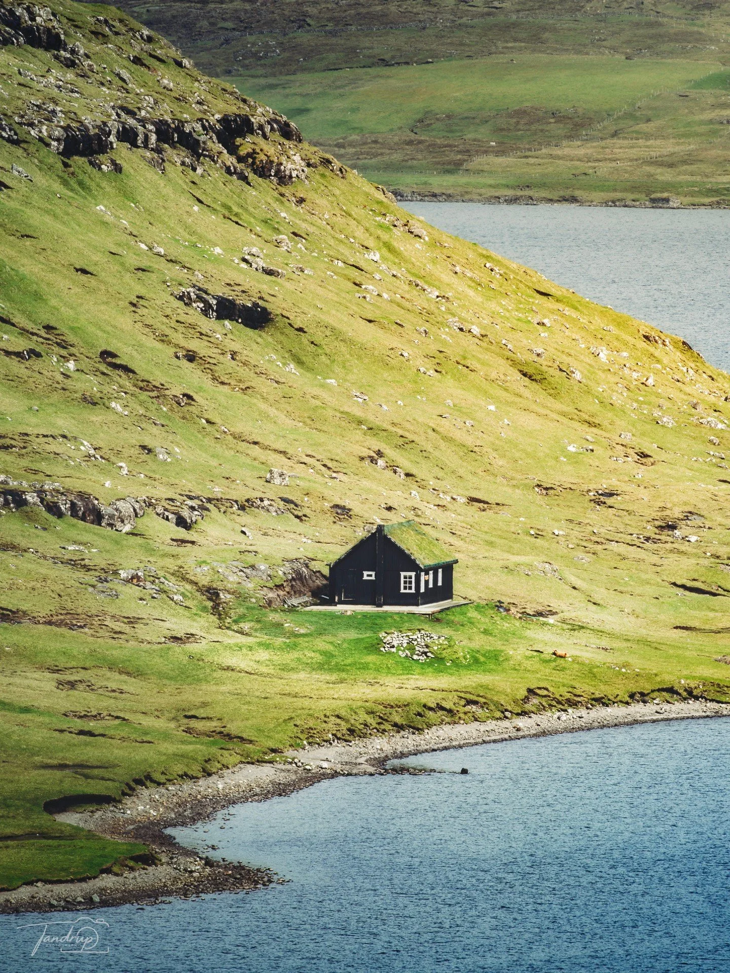 Nogensinde set en s&oslash;, der ser ud som om den sv&aelig;ver over havet? 🌊
Dette er S&oslash;rv&aacute;gsvatn p&aring; F&aelig;r&oslash;erne &mdash; ber&oslash;mt for den optiske illusion. Men det, der fangede mig, var ikke s&oslash;en, det var d