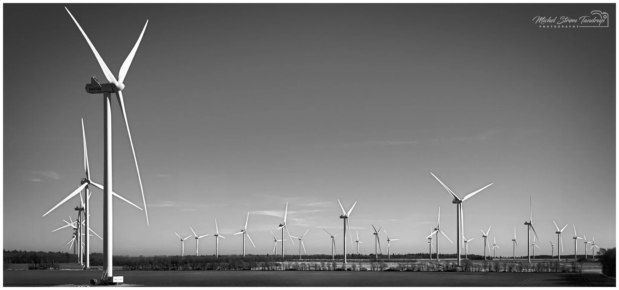 Vindmøller_Overgaard_Gods-Edit._2048 long edge_2048x960_U_100.jpg