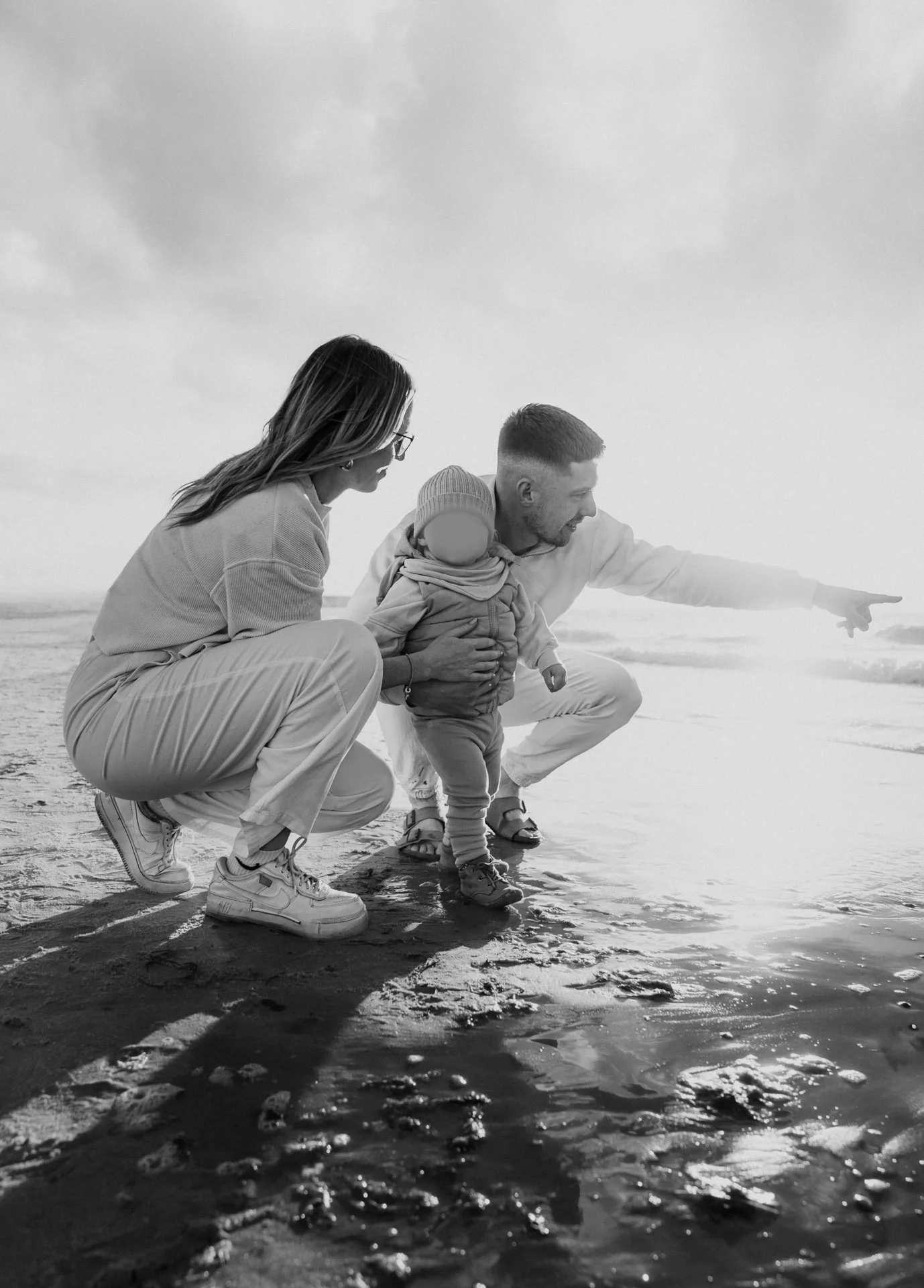 Familie schaut auf Ostsee Fotografie Familienfotos Lovestory