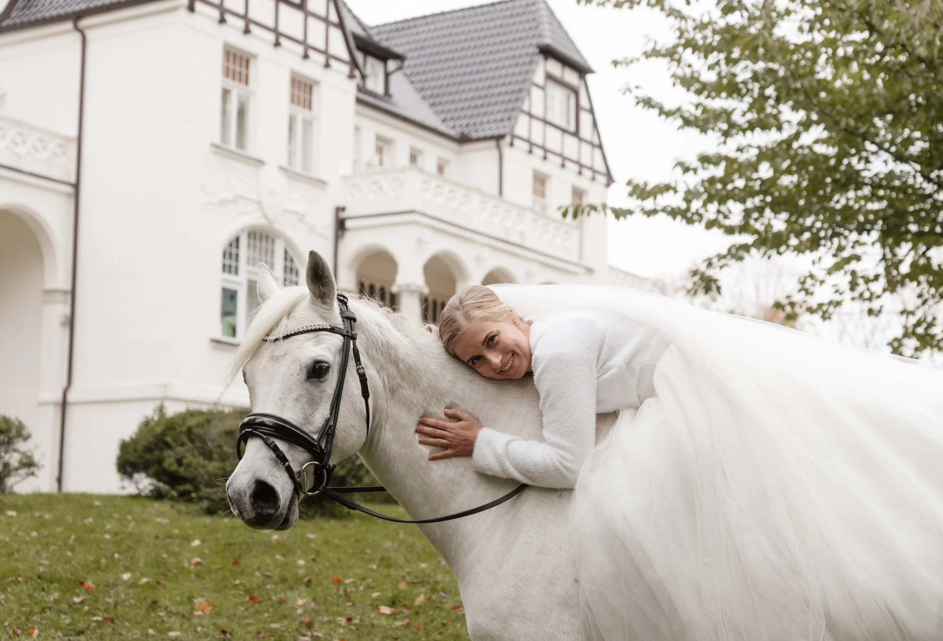 Frau mit Pferd Hochzeitskleid Papendorf Rostock