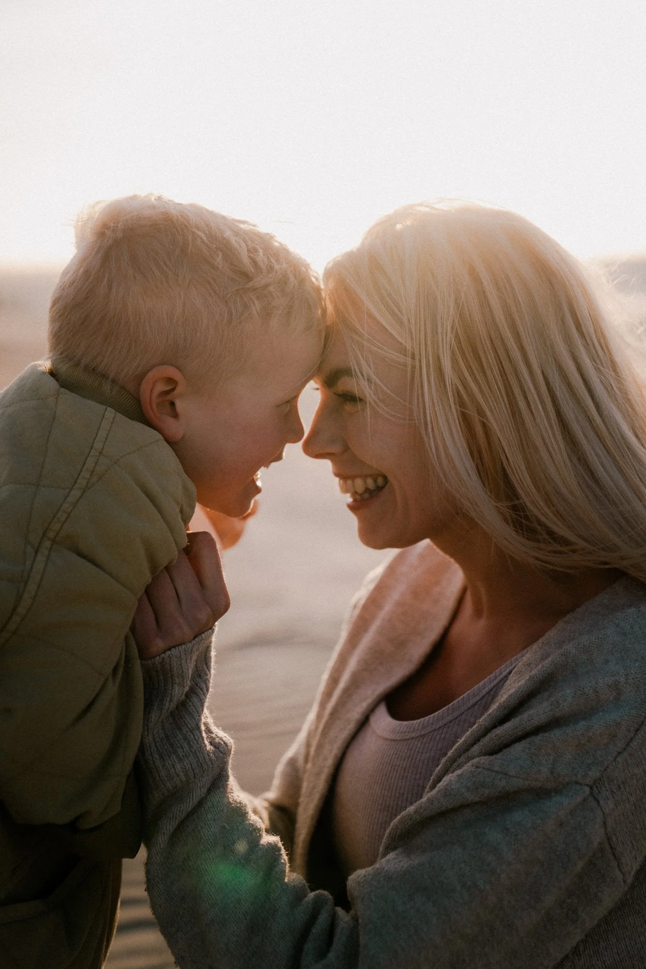 Foto von Mama mit Kind Stirn an Stirn