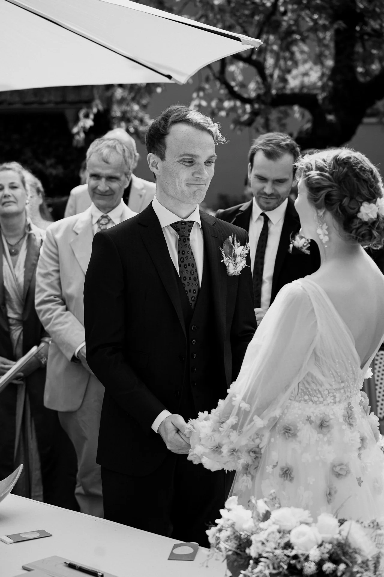 Schwerin Standesamt Shooting Brautpaar anschauend