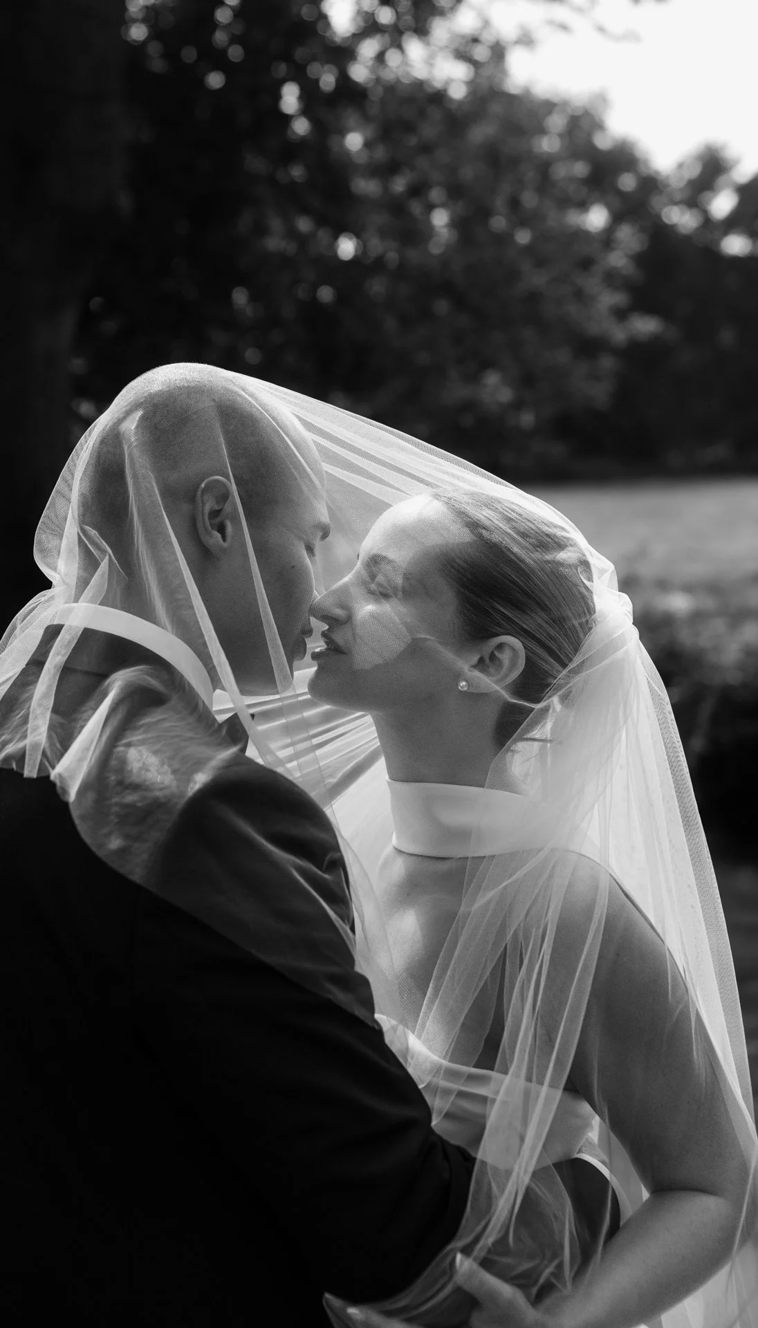 dokumentarisch Hochzeitsfoto Brautpaar schwarz weiss