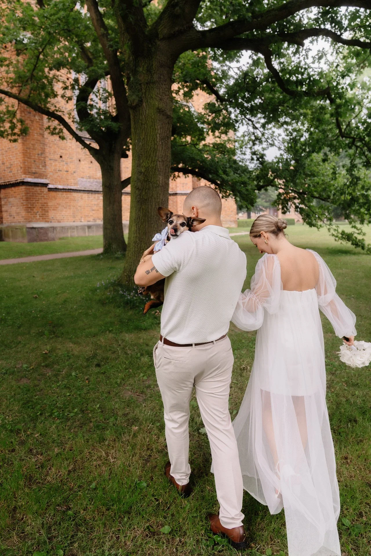 Braut und Bräutigam mit Hund Hochzeit Standesamt