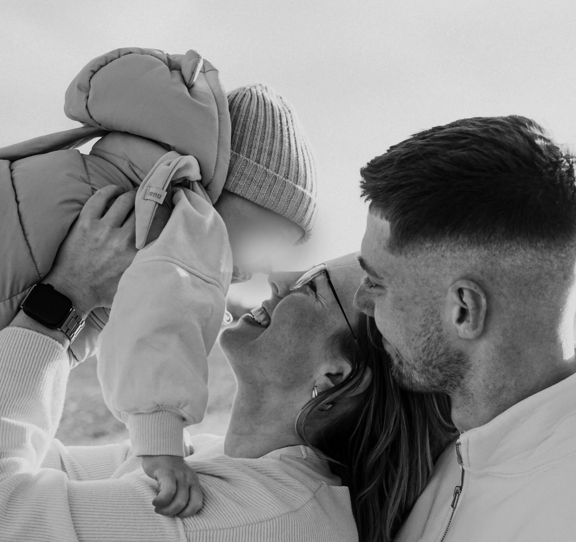 Familienfoto Fotografie am Strand schwarz weiss
