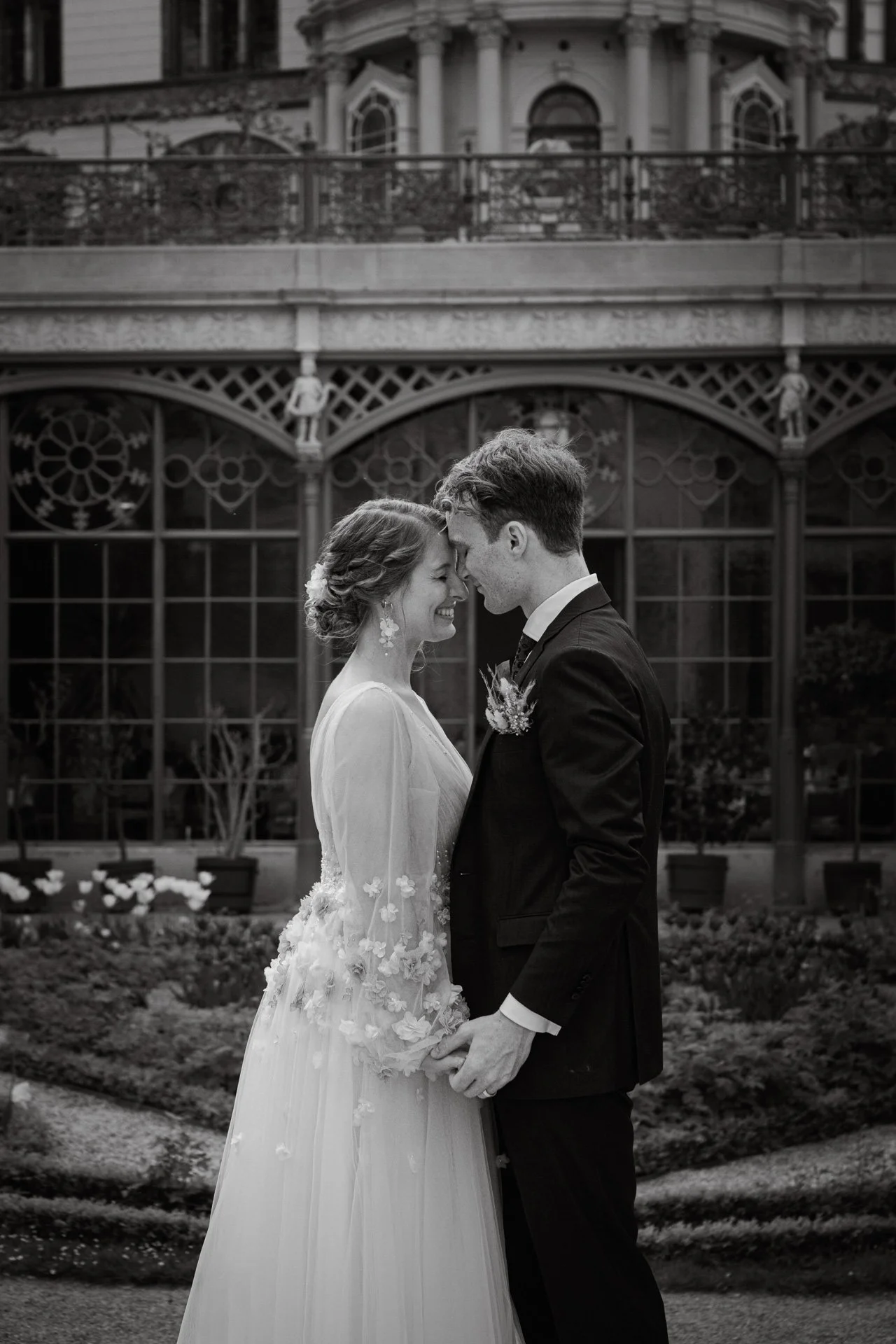 Brautpaar Stirn an Stirn vor Schweriner Schloss Rostock Umgebung