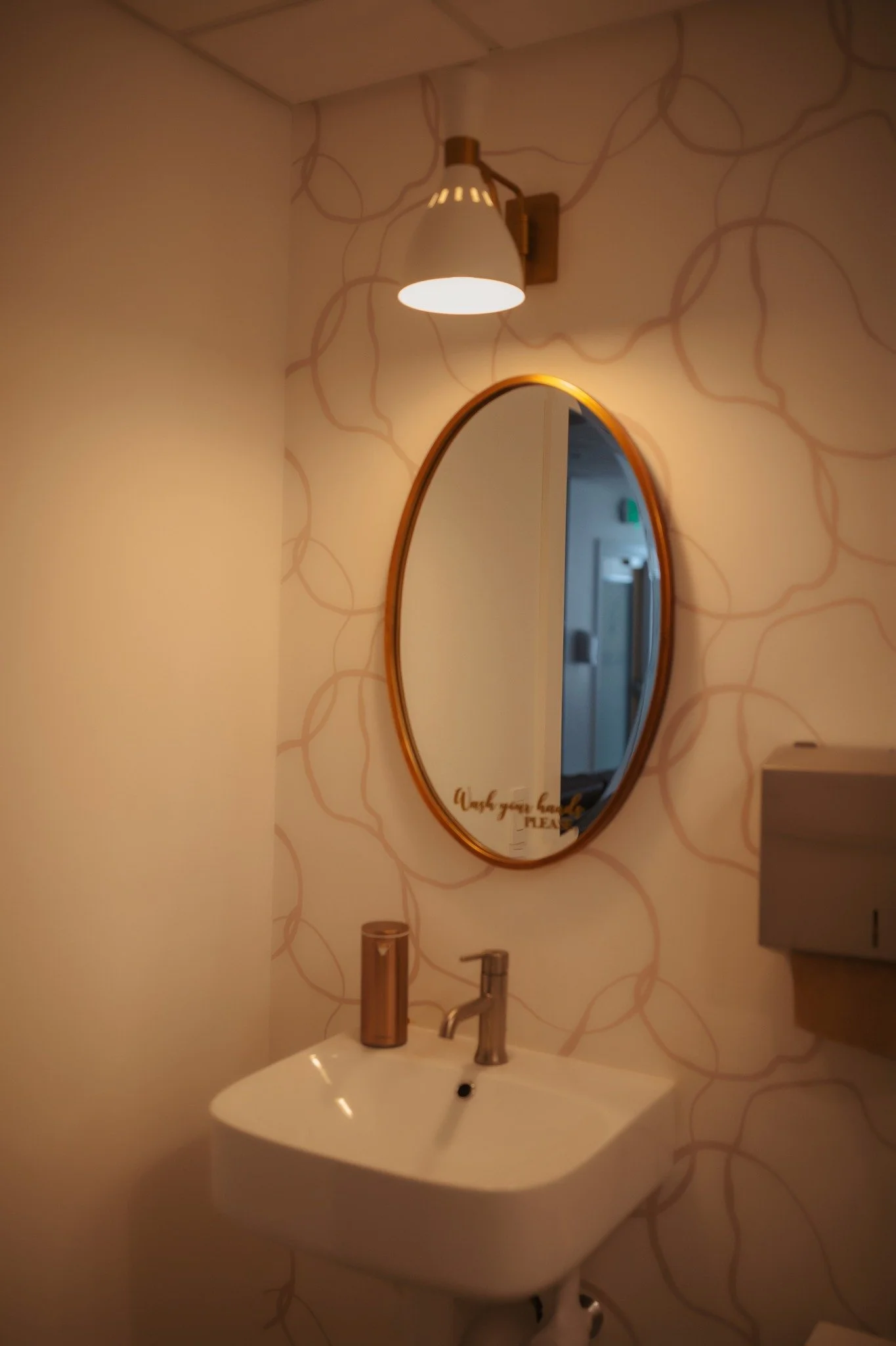 Here at Gentle Landing the details matter to us, for instance our ✨umbilical cord wallpaper✨ was thoughtfully picked out with you in mind!
Not only are the details of your care important, but the details of our space are also important, because how y