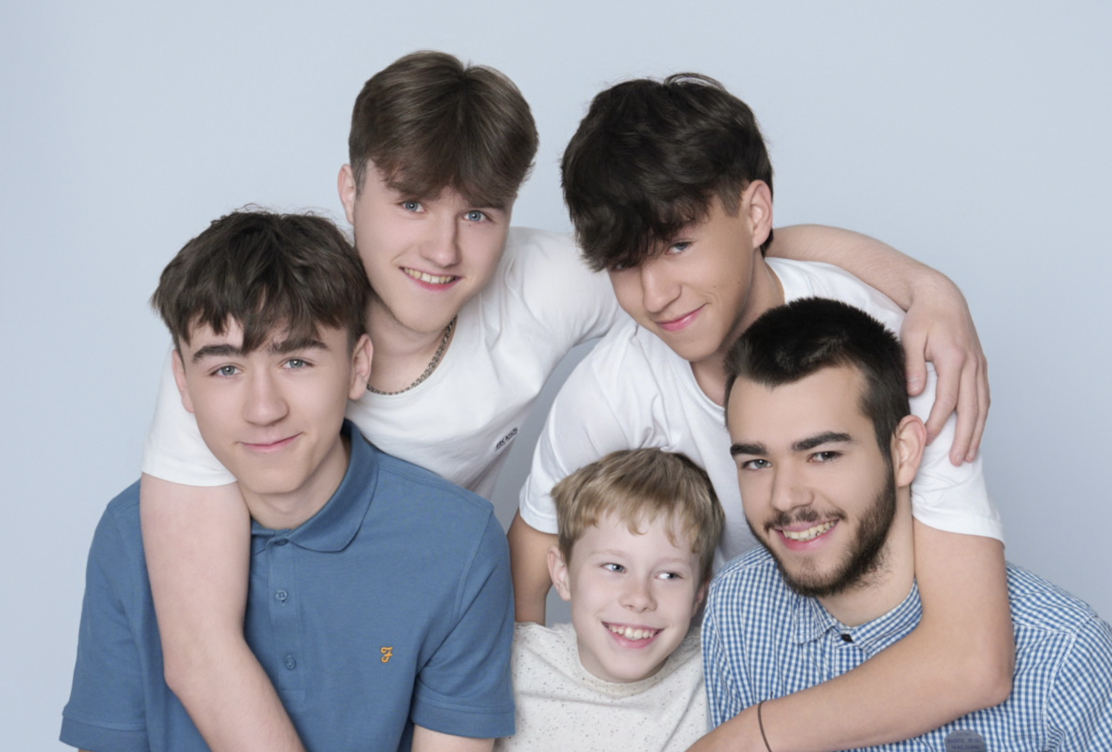 Extended Family Photoshoot in Harlow, Essex, 12 People, Beautiful Chaos and Real Moments