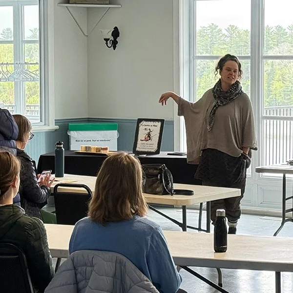 Esthère Dubois donnant une conférence.