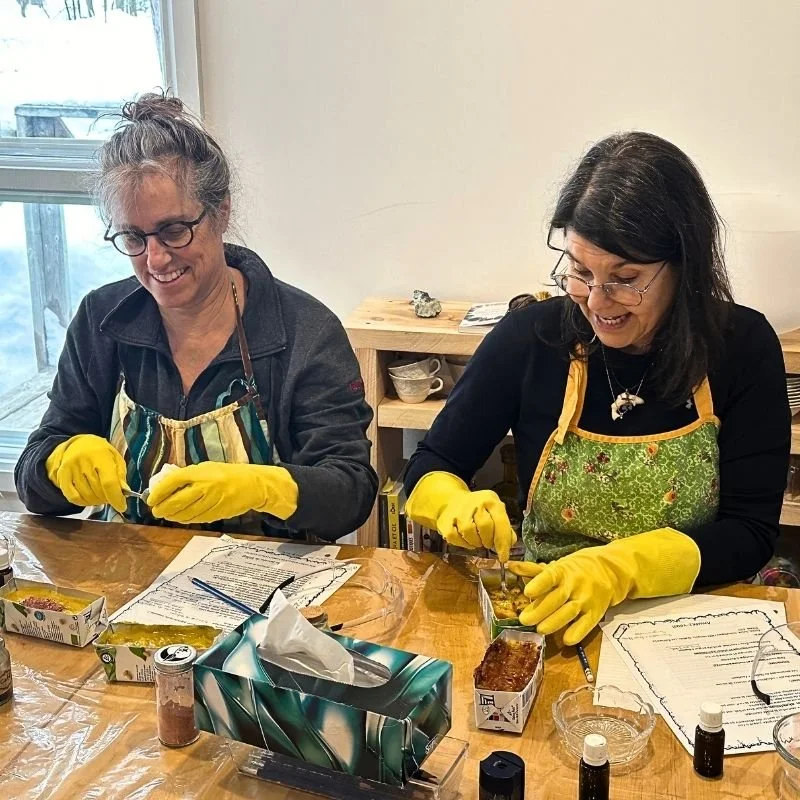 Femmes participants à un atelier de fabrication de savon.