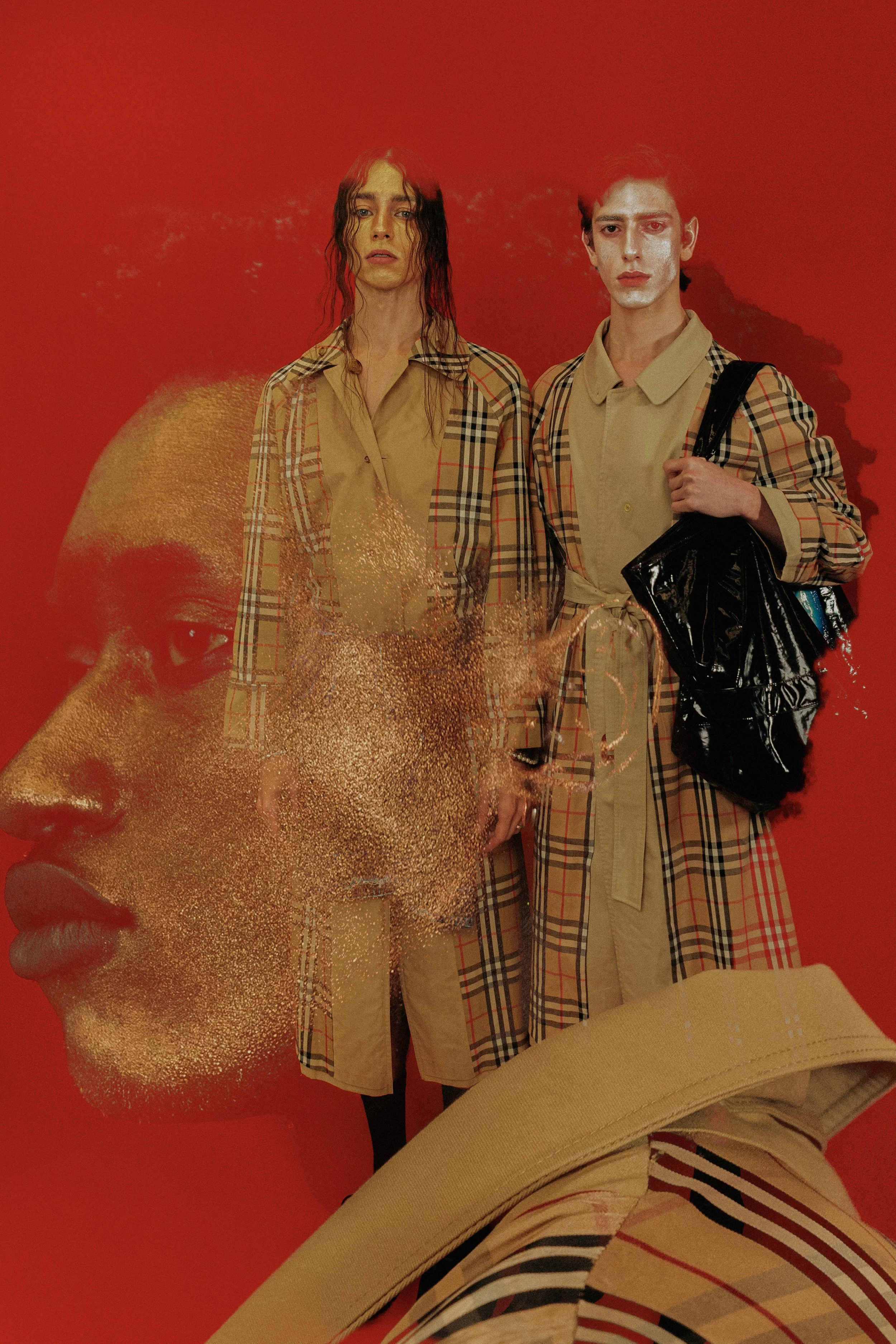 Una imagen que combina una foto de un rostro de mujer con maquillaje y un fondo dorado, con dos personas vestidas con ropa de cuadros en primer plano, sobre un fondo rojo.