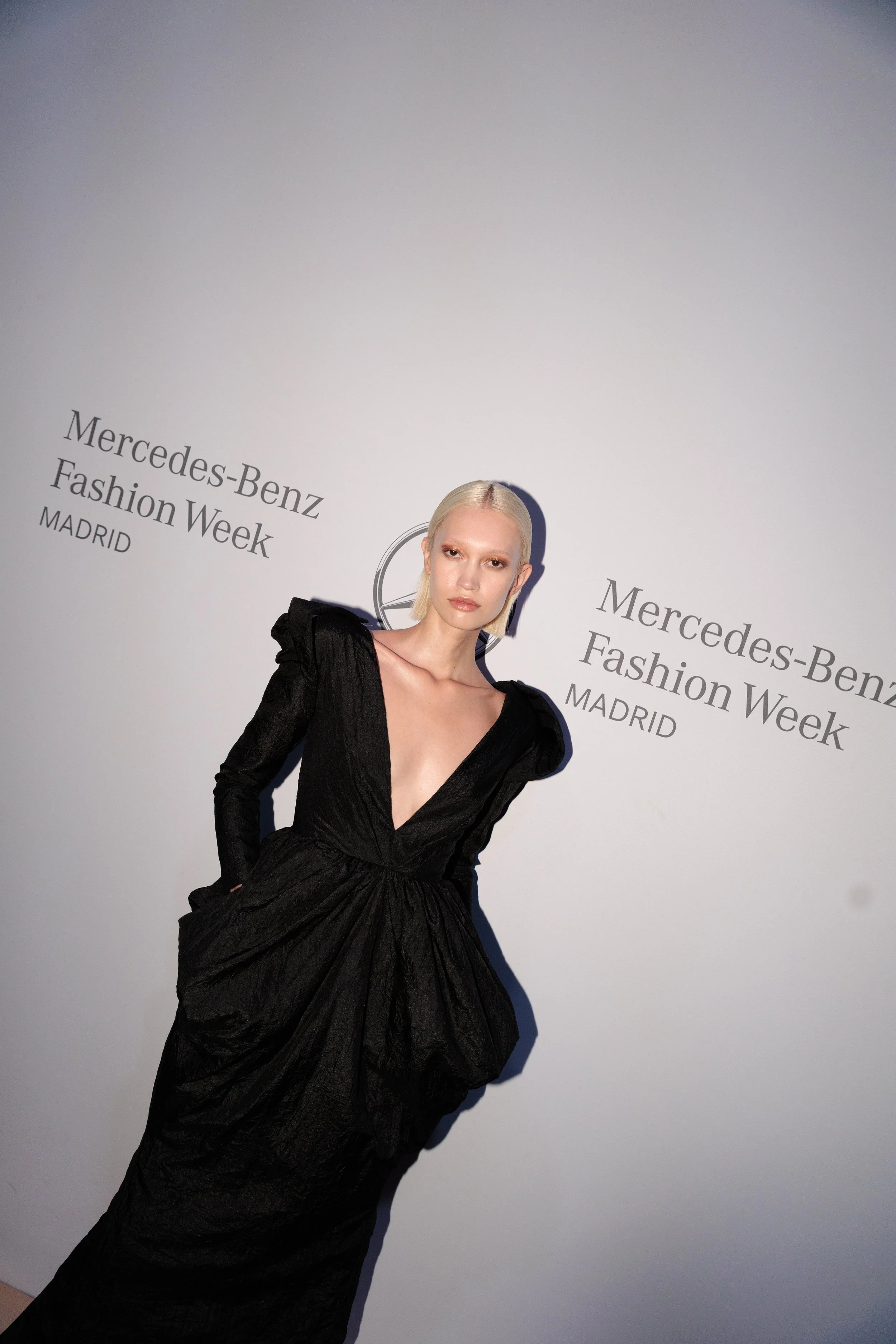 Modelo en vestido negro en pasarela de Mercedes-Benz Fashion Week Madrid.