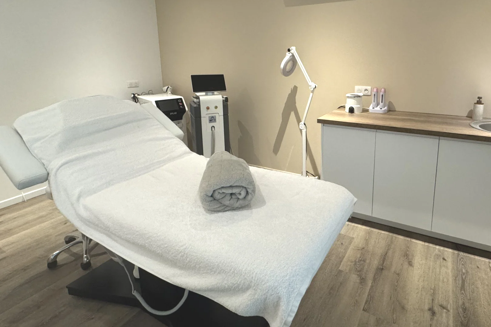 Une cabine de soin épilation chez Vogel Beauté, institut de beauté à Mulhouse. Epilation à la cire, épilation au Laser grâce à l'Affinity Spectra Laser Diode de chez Botea, épilation Lumière Pulsée IPL avec l'Adena de chez BeautyTech.