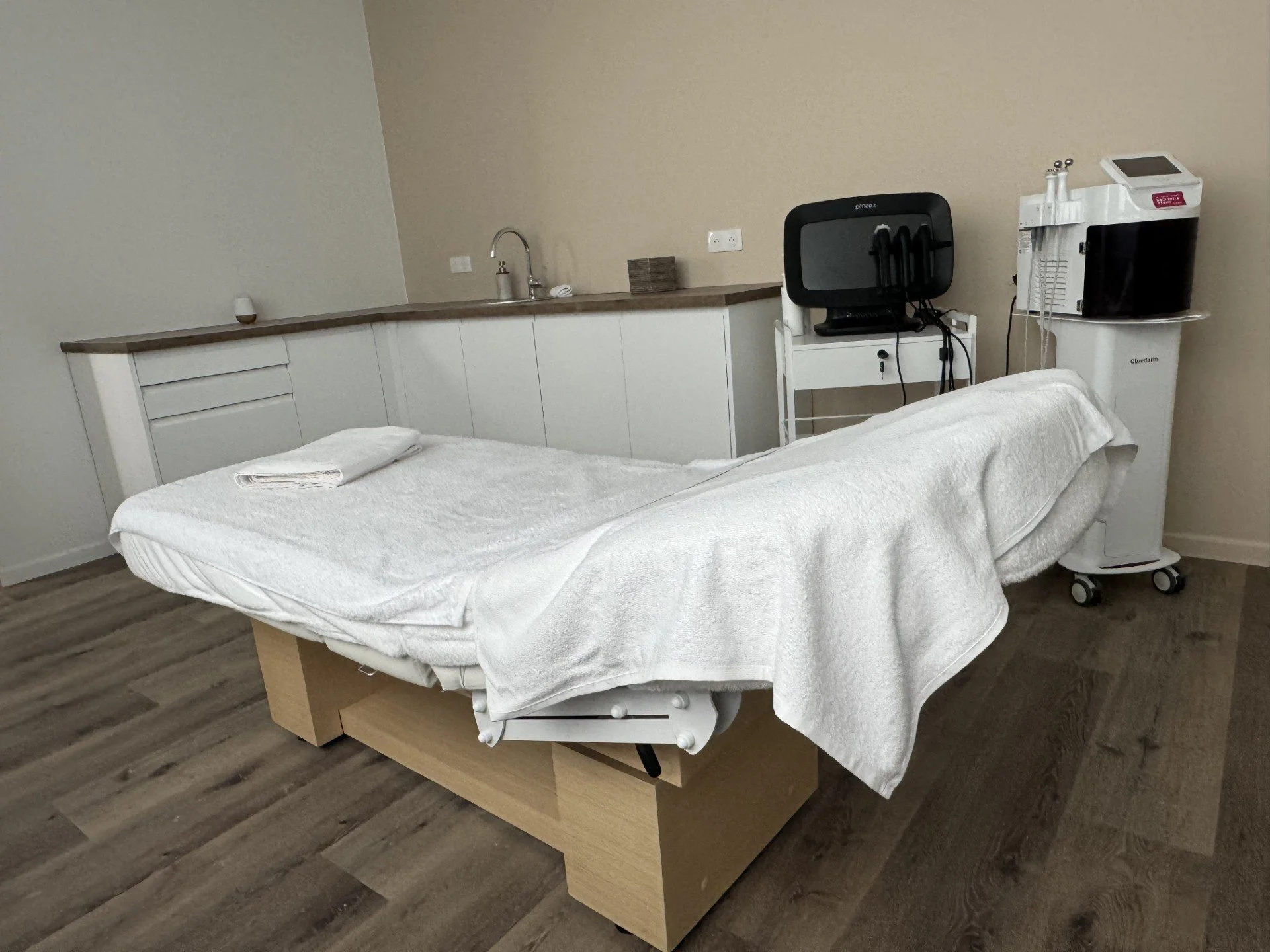 Cabine de soins chez Vogel Beauté, institut de beauté à Mulhouse, avec table de massage, appareil Geneo X et technologie Aquapure.