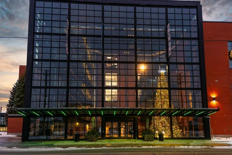 From AOL to AI: Why Indoor Connectivity Now Determines a Building’s Competitive Edge