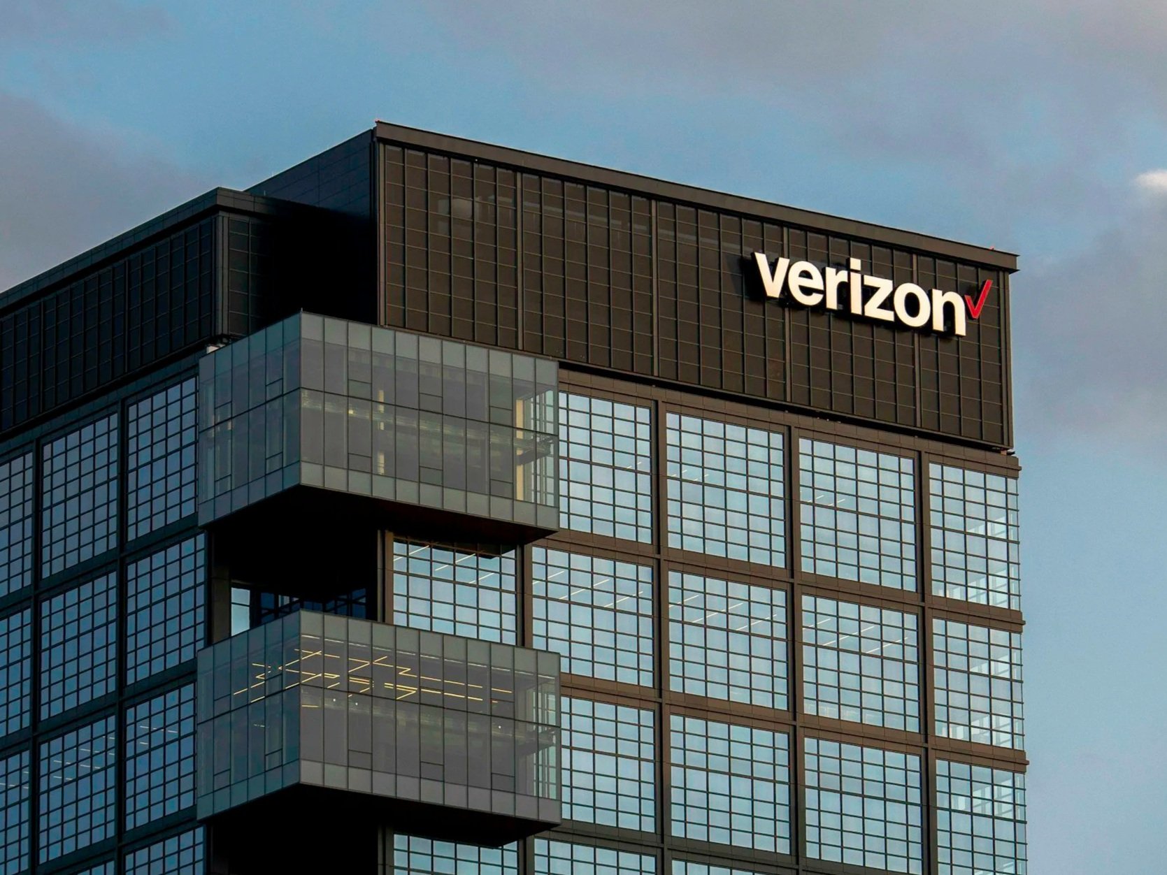 Verizon Cuts 13,000 Jobs Mostly to Fund AI Revamp