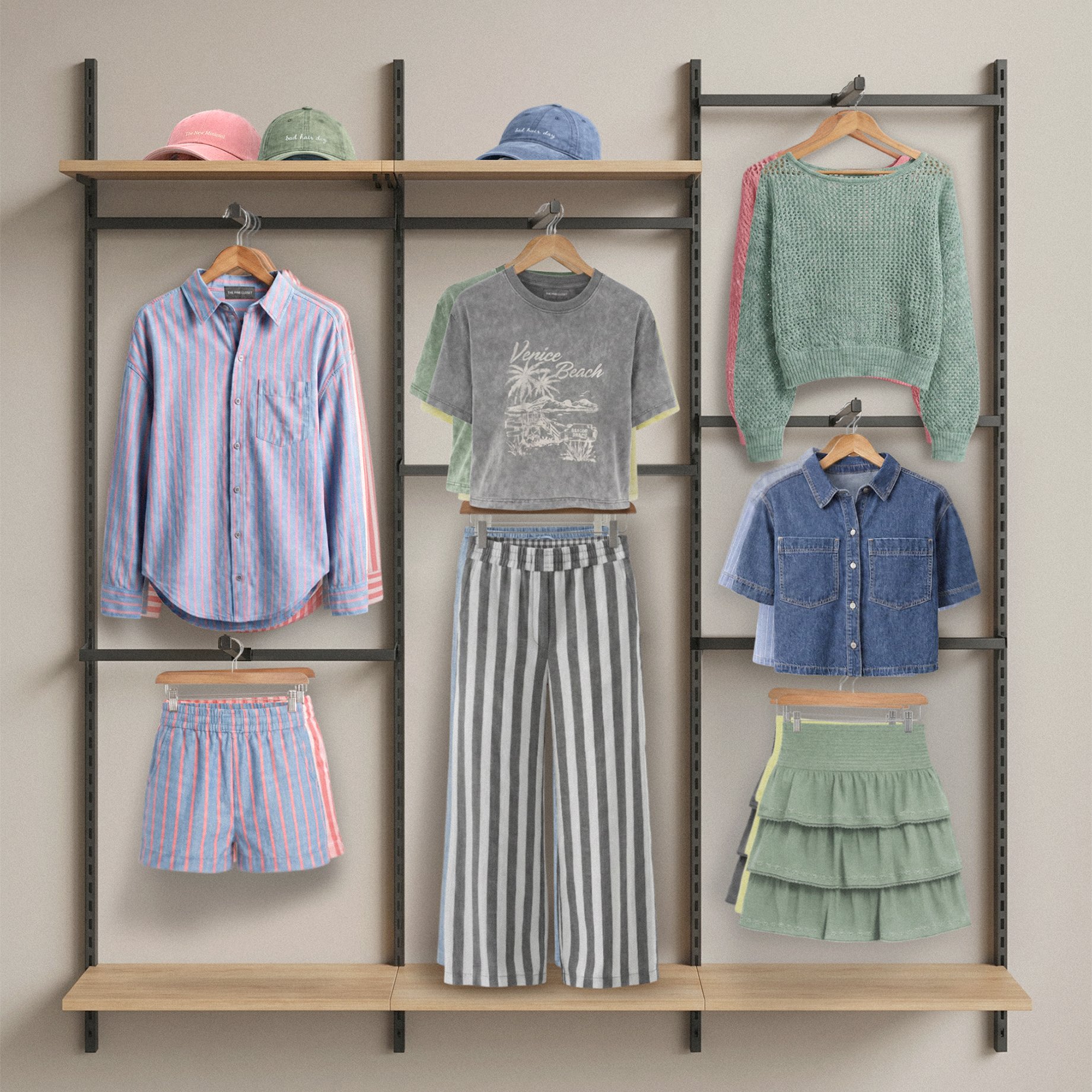 Vêtements et chapeaux suspendus et posés sur une étagère en métal avec une planche en bois