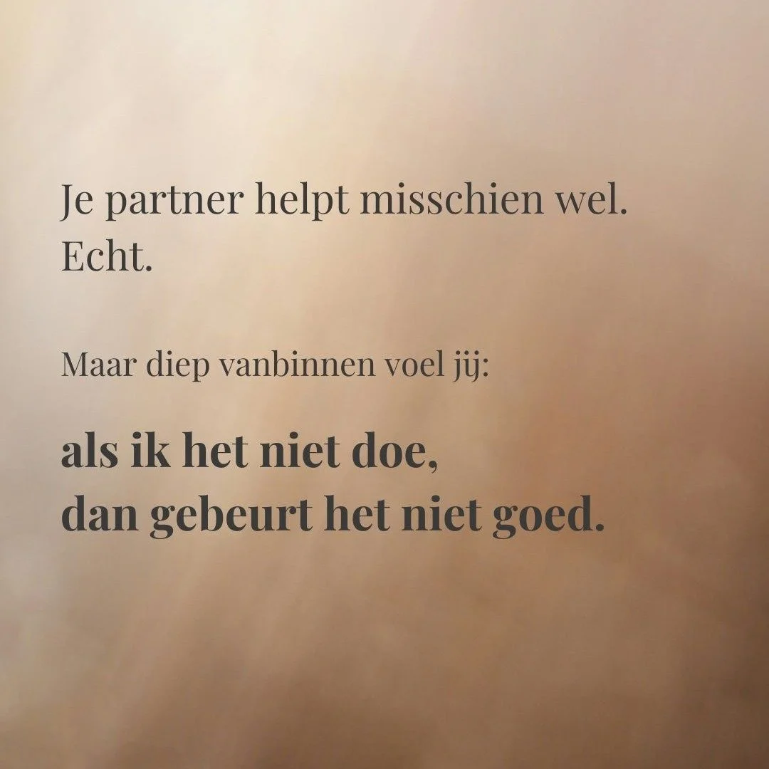 Veel vrouwen die bij mij komen zeggen "Mijn partner helpt echt wel."

En dat geloof ik ook. 

Maar wat vaak onzichtbaar blijft...
is wat er vanbinnen gebeurt.

Het constante nadenken.
Het vooruit plannen.
Het voelen van verantwoordelijkheid