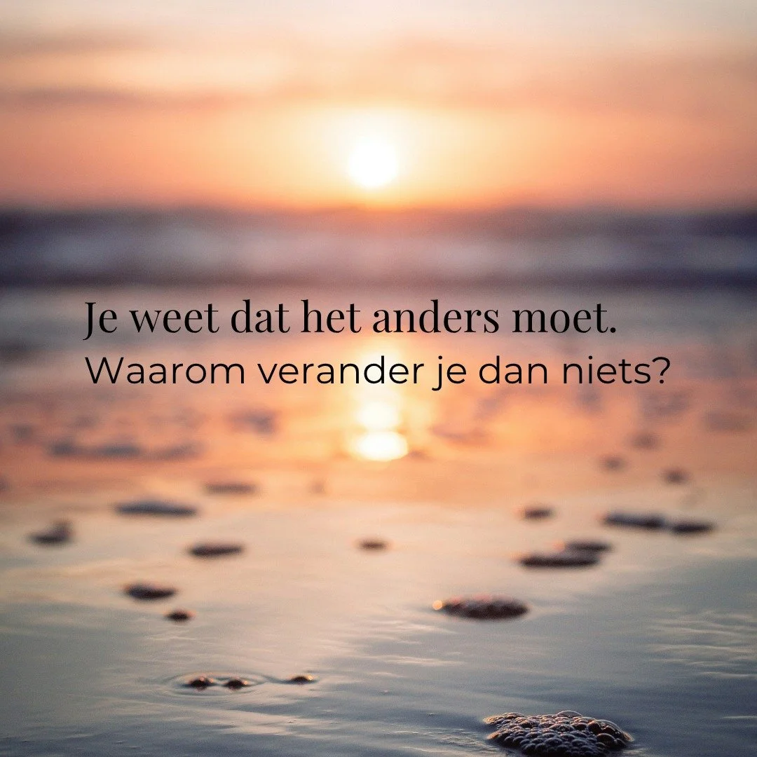 Je weet al best lang
dat het zo niet meer klopt.

Je voelt het
in je lichaam
in je energie
in de manier waarop je reageert

En toch&hellip; verander je niets.

Niet omdat je niet wil.
Maar omdat je vastzit in iets wat sterker is dan motivatie.

Een p