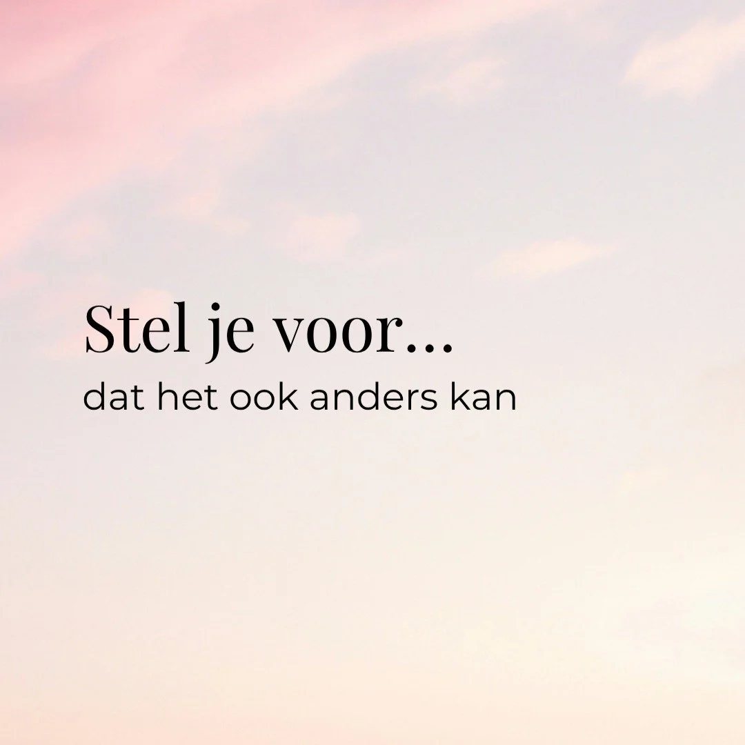 Soms zit het niet in grote dingen.

Niet in je werk.
Niet in je gezin.
Niet in hoe je leven er van buiten 
uit ziet.

Maar in hoe het v&oacute;elt.

Dat je aan het einde van de dag merkt:
ik ben er wel&hellip;
maar ik ben mezelf ergens kwijtgeraakt o