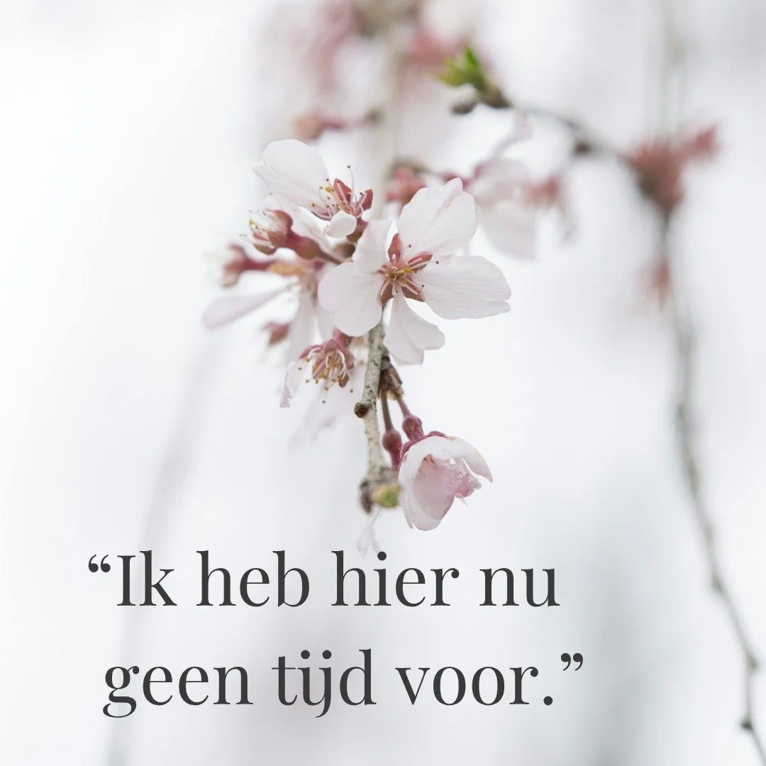 &ldquo;Ik heb hier nu geen tijd voor.&rdquo;

Vaak is dat geen excuus.
Maar een signaal.

Een teken van hoe vol je dagen zijn geraakt.
Van hoe weinig ruimte er nog over is.
Voor rust. Voor jezelf. Voor even niets.

En ergens&hellip; weet je dat ook.
