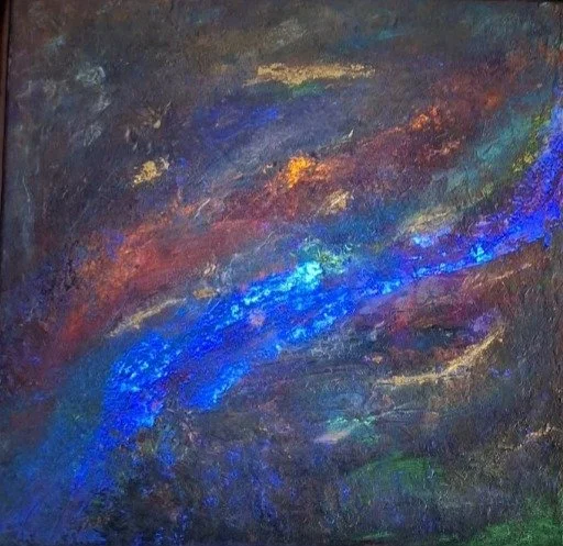Abstraktes Gemälde mit dunklen Farben und leuchtend blauer Linie, die diagonale Bewegung andeutet.