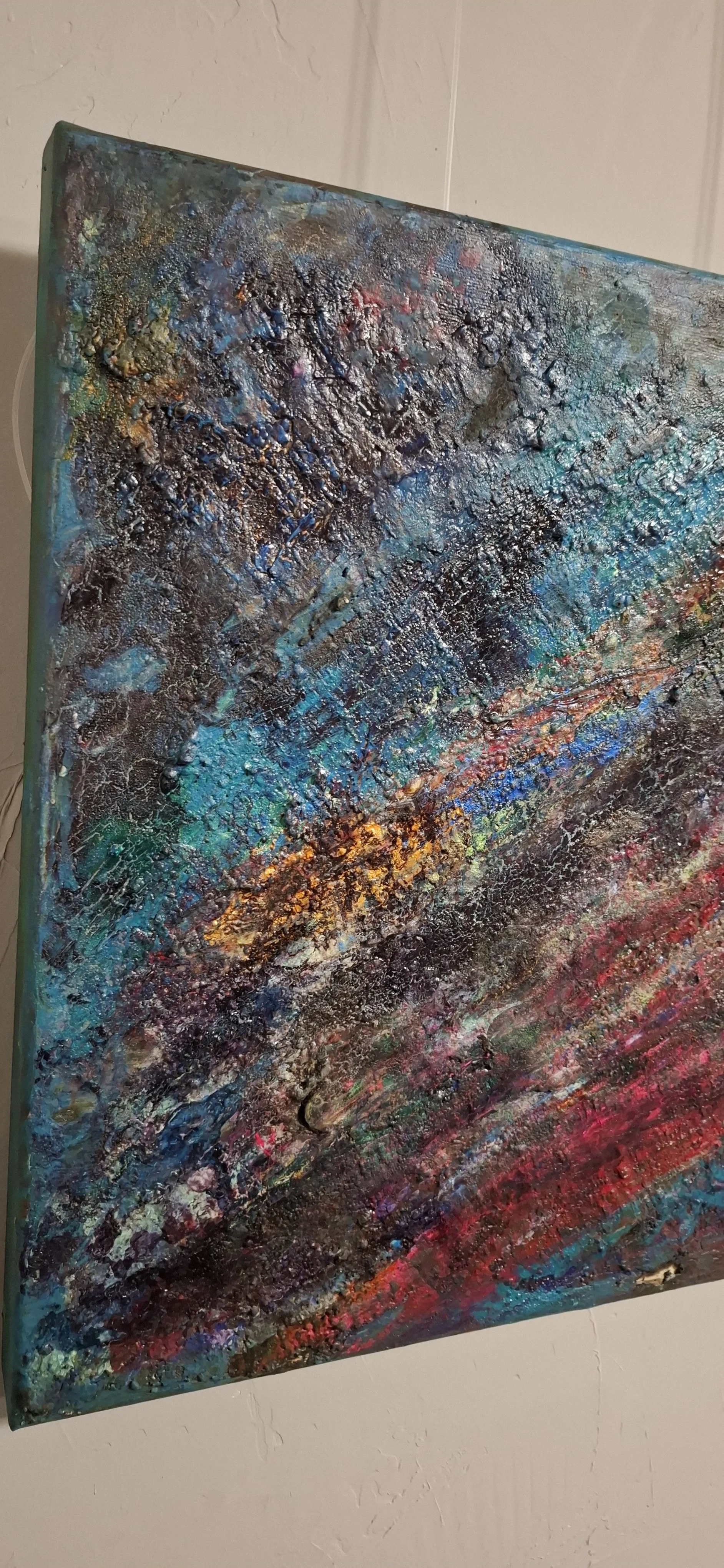 Abstraktes Gemälde mit dicken Farbenschichten in Blau, Schwarz, Rot, Gelb und anderen Farben, mit vielfältigen Texturen.