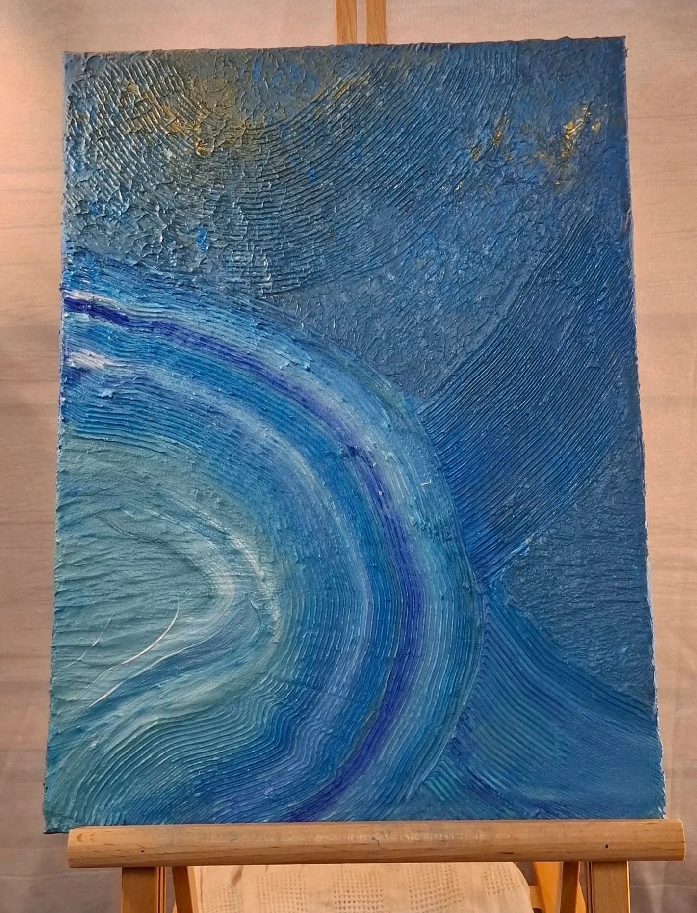 Ein Bild zwischen Bewegung und Ruhe: Strömungen verdichten sich, öffnen sich wieder und tragen den Blick nach innen. Goldene Fragmente setzen warme Lichtpunkte – nicht als Zentrum, sondern als Erinnerung an Balance.  30X40cm Unikat