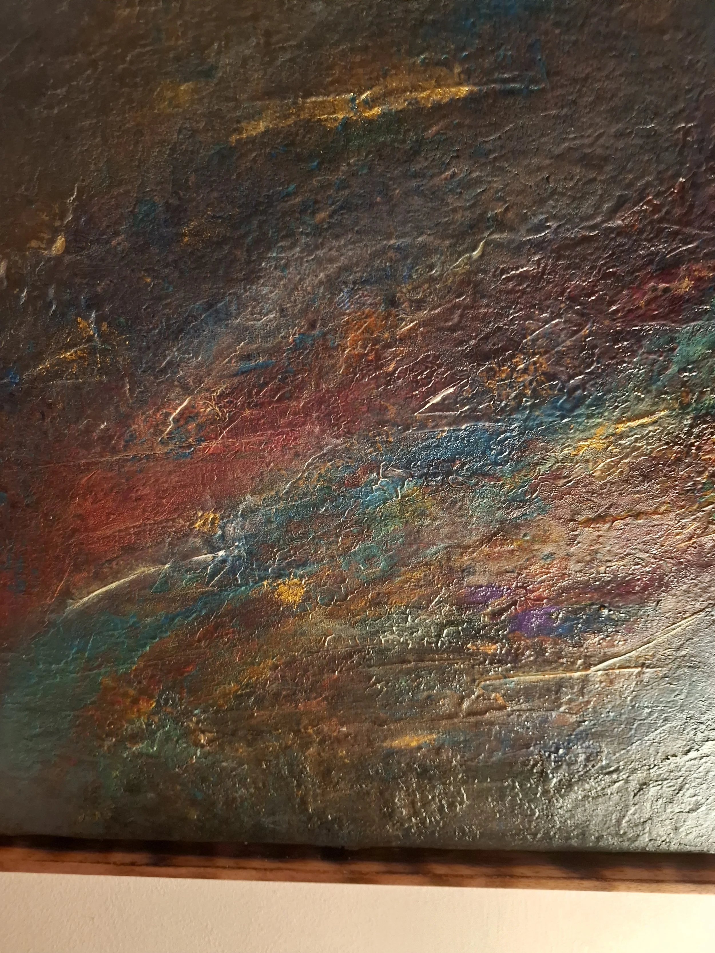 Abstraktes Gemälde mit dunklen, erdigen Tönen und bunten Akzenten in orange, blau, grün und lila, strukturierte Oberfläche.