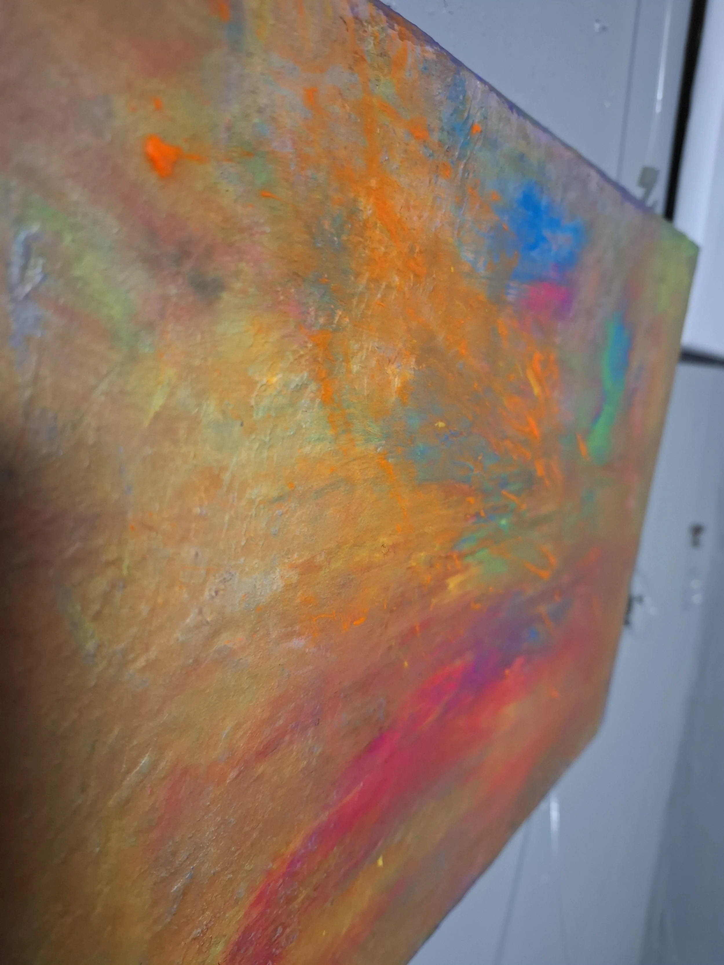 Farbenfrohes abstraktes Gemälde auf Leinwand mit orange, blau, pink und grünen Pinselstrichen.