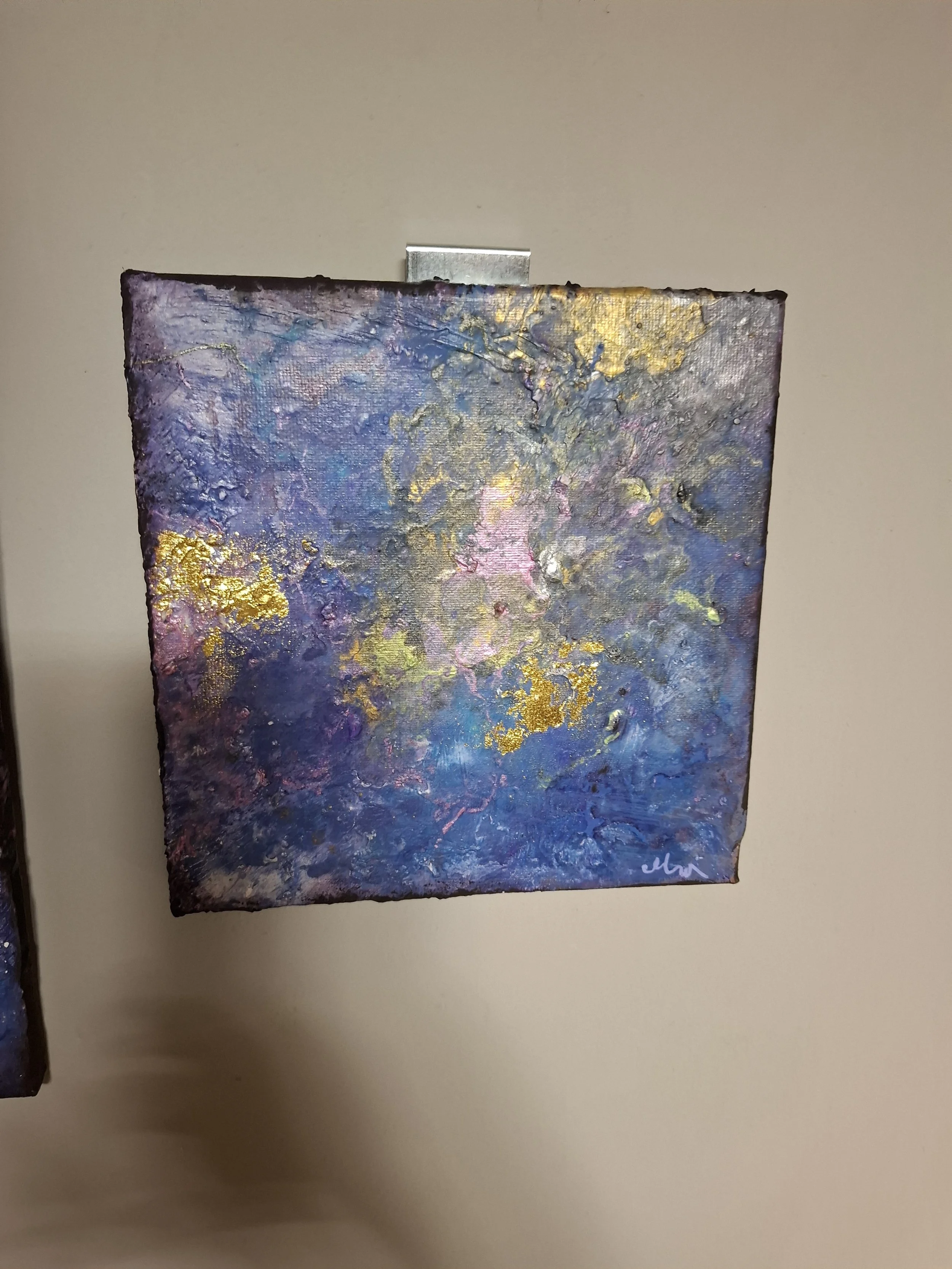 Abstraktes Gemälde mit blauen, lila, goldenen, rosa und grünen Farbverläufen und Texturen.