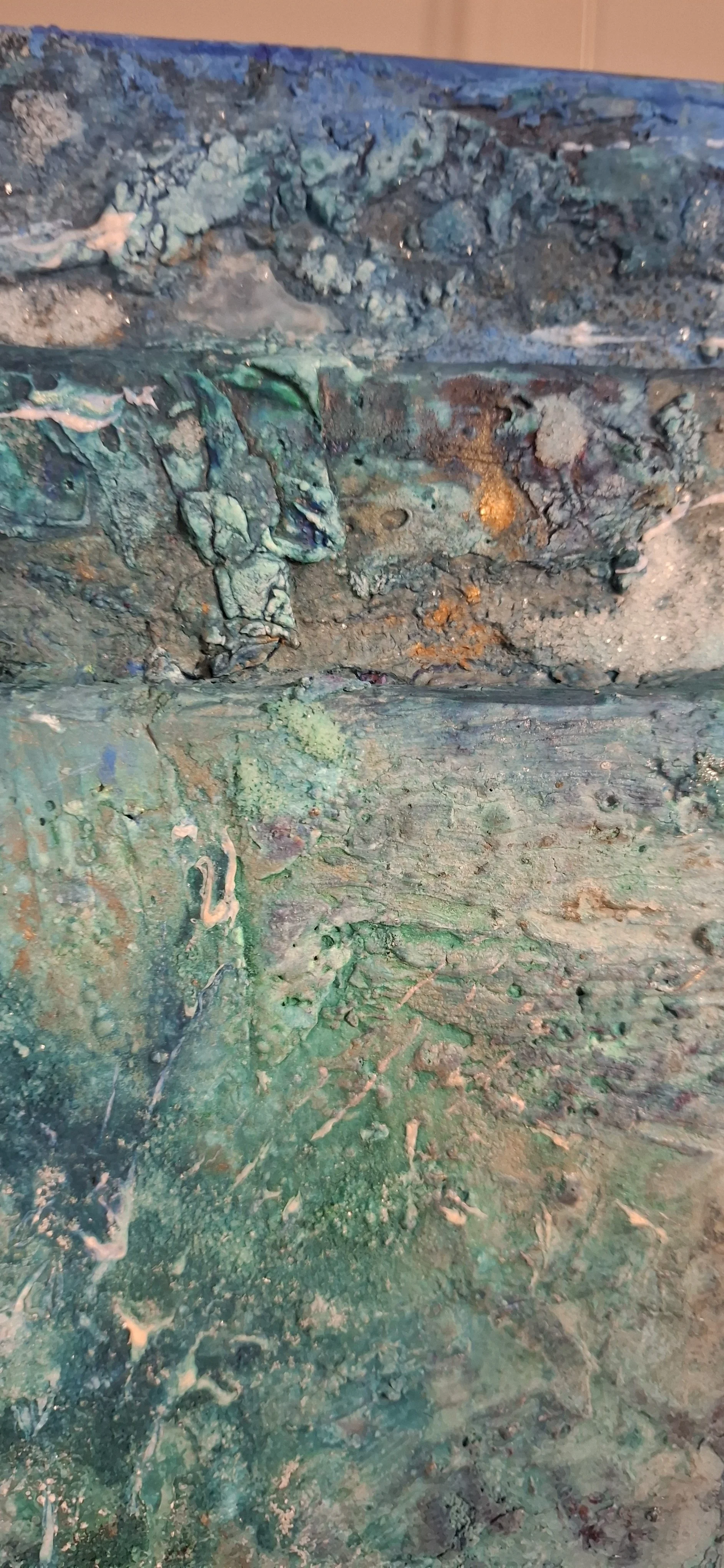 Nahaufnahme einer plastisch-texturierten Oberfläche mit verschiedenen Schichten in Grüntönen, metallic-blauen und braunen Akzenten.