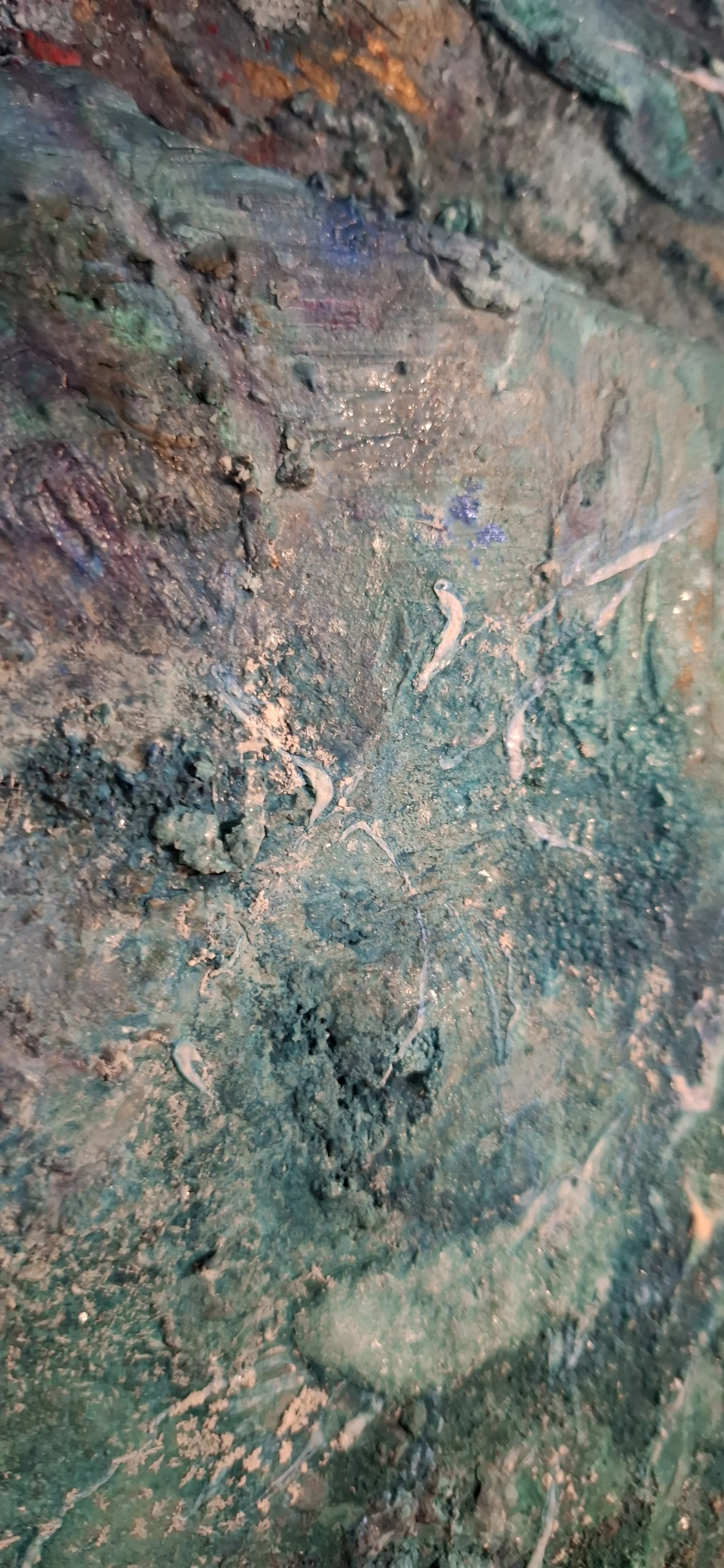 Der Boden ist mit Erde, Staub und kleinen Würmern bedeckt, vermutlich in einem Wald oder einem Garten.