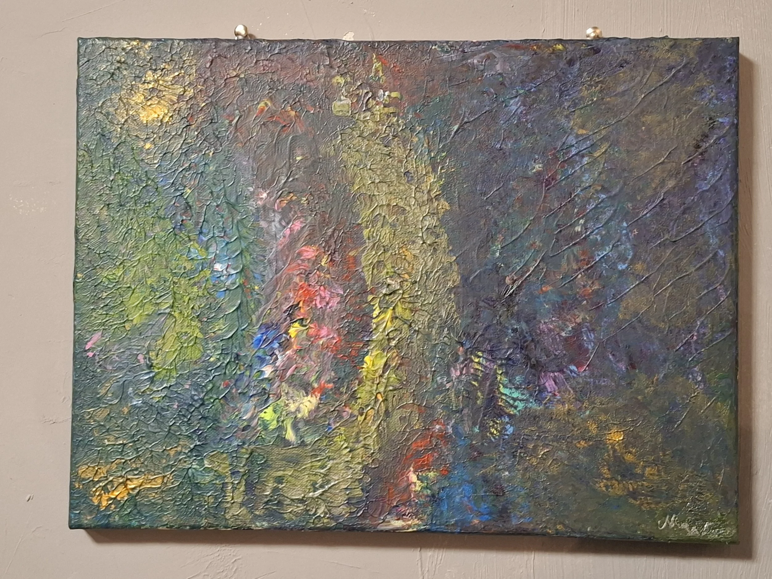 Abstraktes, farbenfrohes Gemälde mit strukturierter Oberfläche, hauptsächlich in Grün, Gelb, Blau, Rot und Lila Tönen.