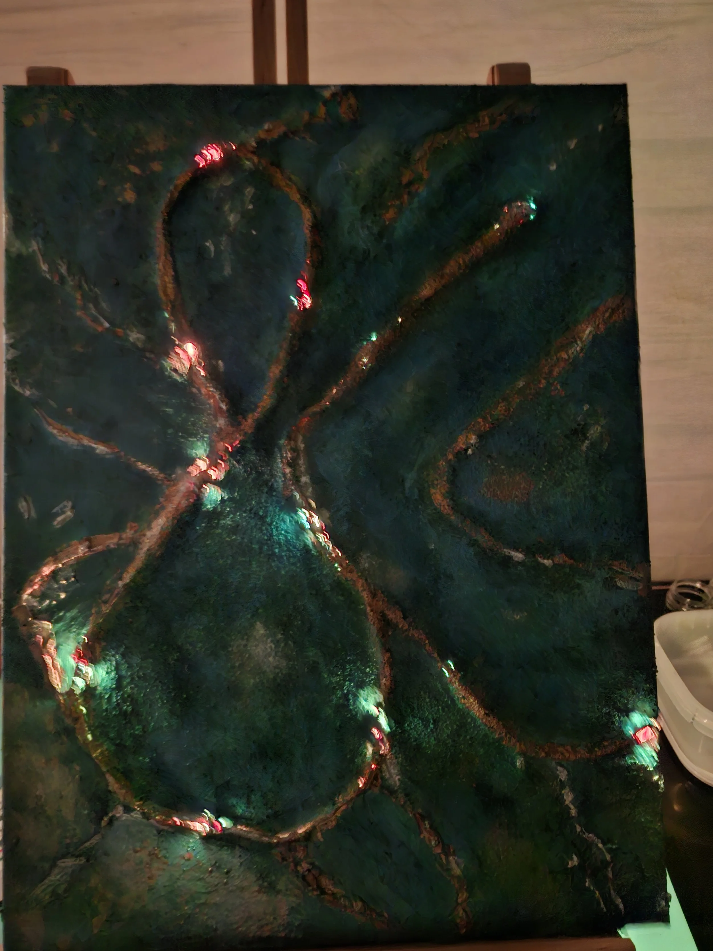 Abstraktes Gemälde mit dunklen Grüntönen und leuchtenden roten und grünen Akzenten, das unregelmäßige Linien und Flächen zeigt.