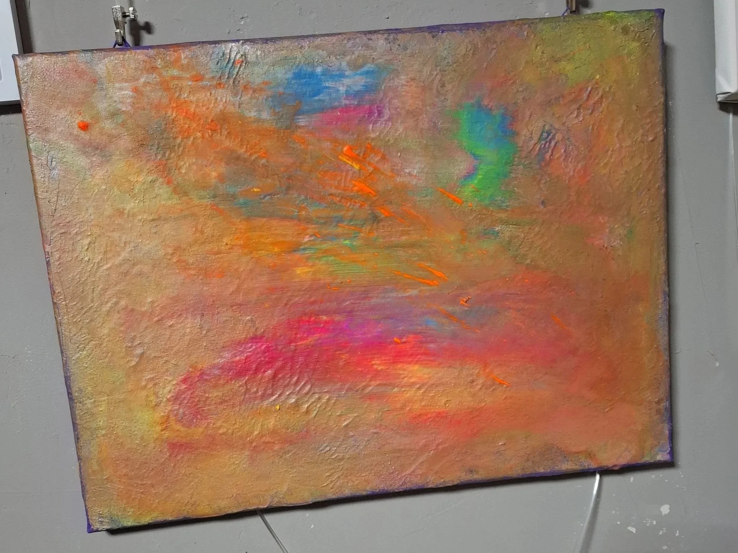 Abstraktes Gemälde mit leuchtenden Farben in Orangetönen, pink, Blau, Grün und Gelb, mit einer texturierten Oberfläche.