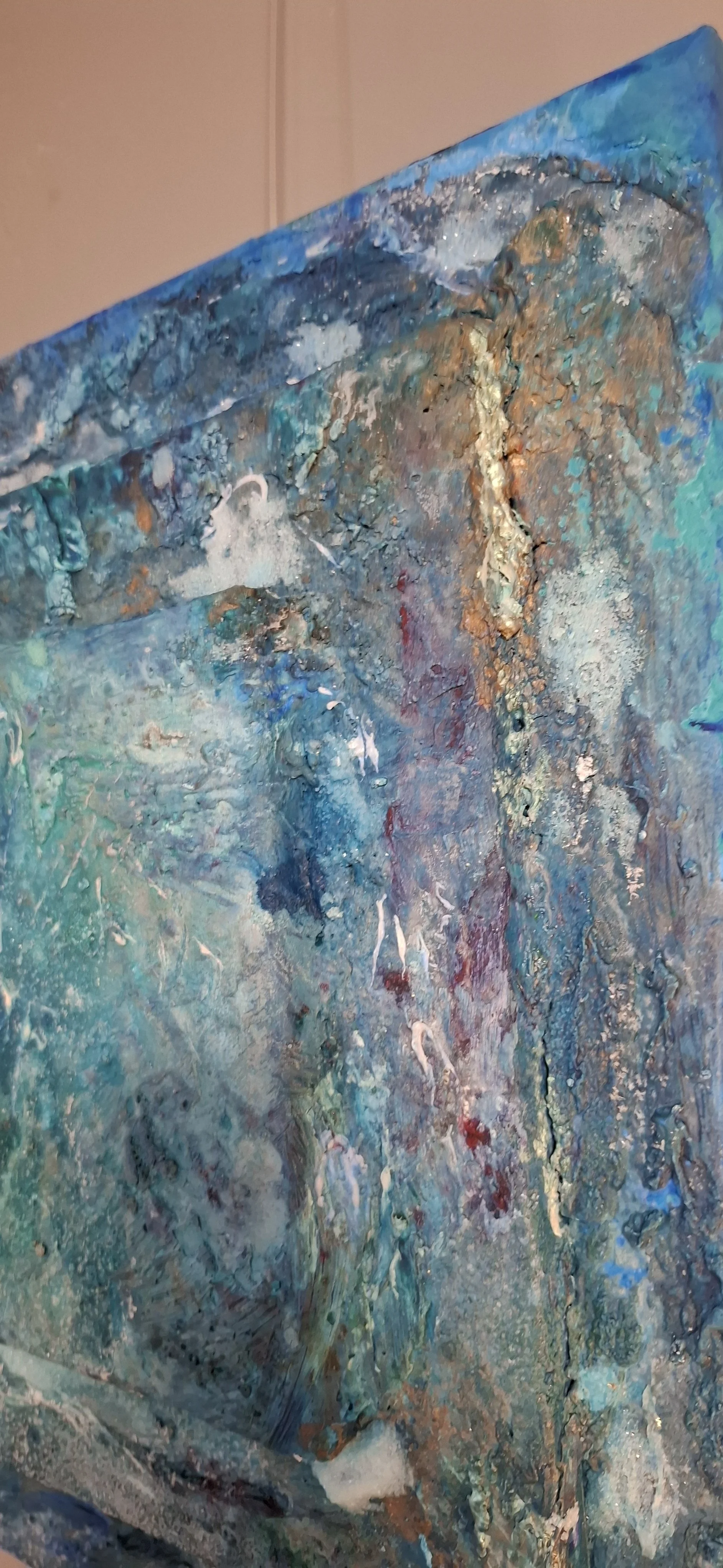 Ein abstraktes Gemälde in Blau-, Grün- und Erdtönen mit kräftigen Pinselstrichen und Texturen.