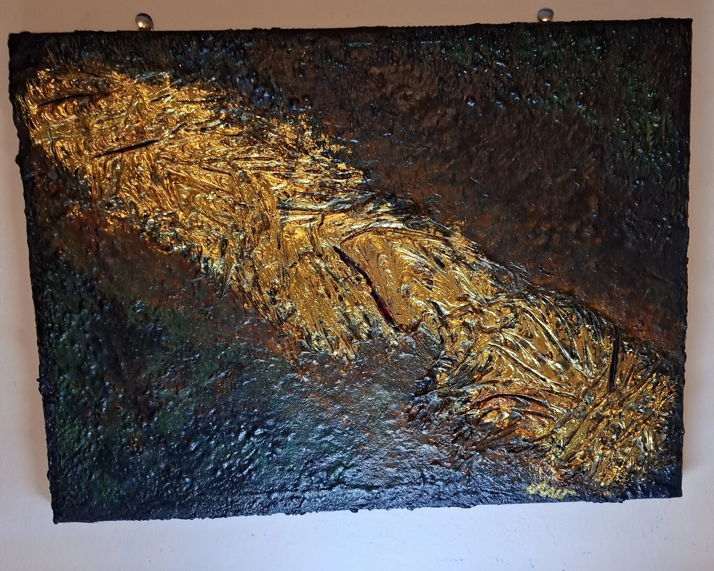 Abstraktes Gemälde mit goldfarbenen, texturierten Pinselstrichen auf dunklem Hintergrund.