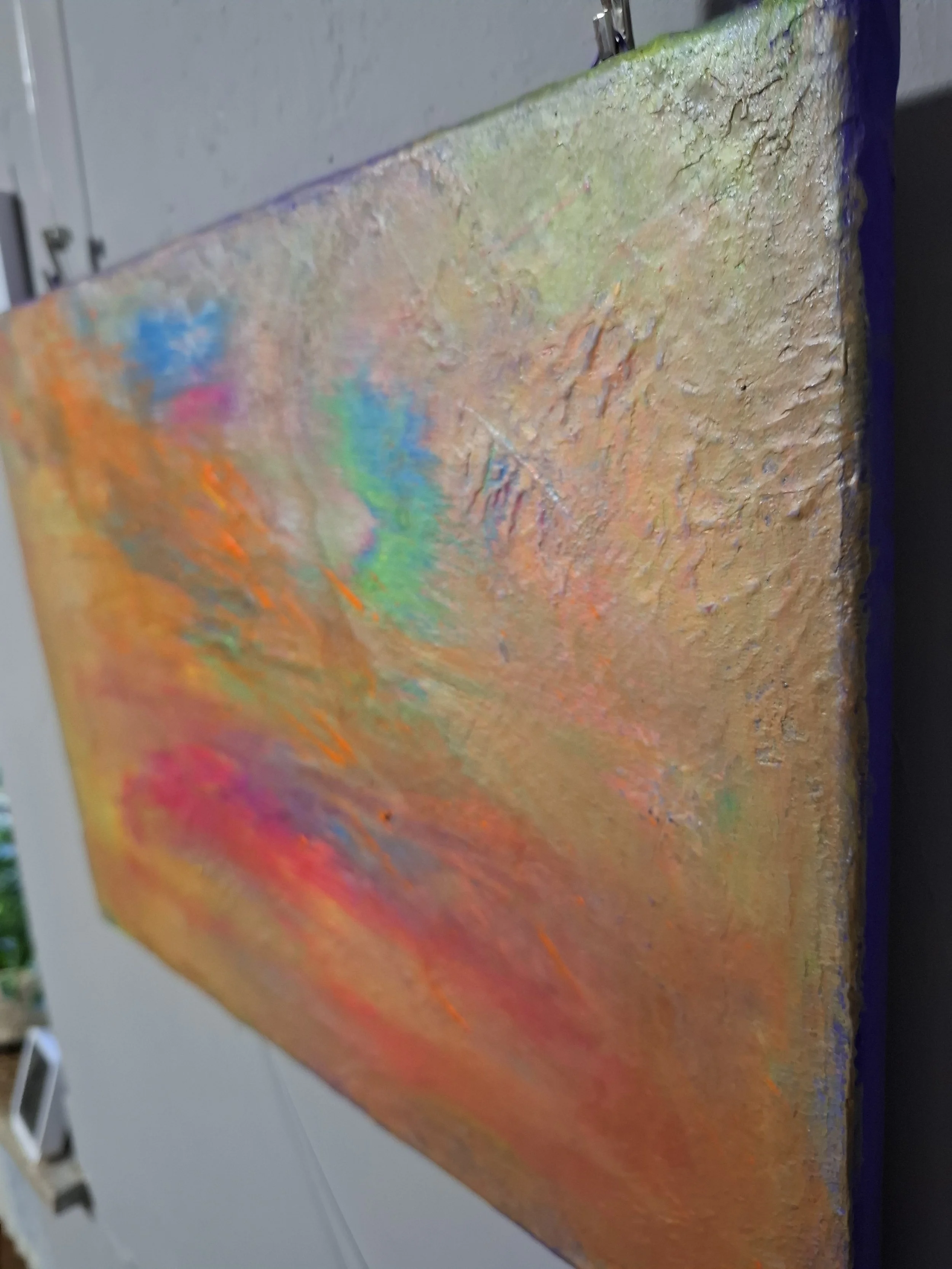 Ein abstraktes Gemälde mit leuchtenden Farben in warmen Tönen wie Orange, Pink und Gelb, mit einigen grünen und blauen Akzenten, Textur und Strukturen sind sichtbar.