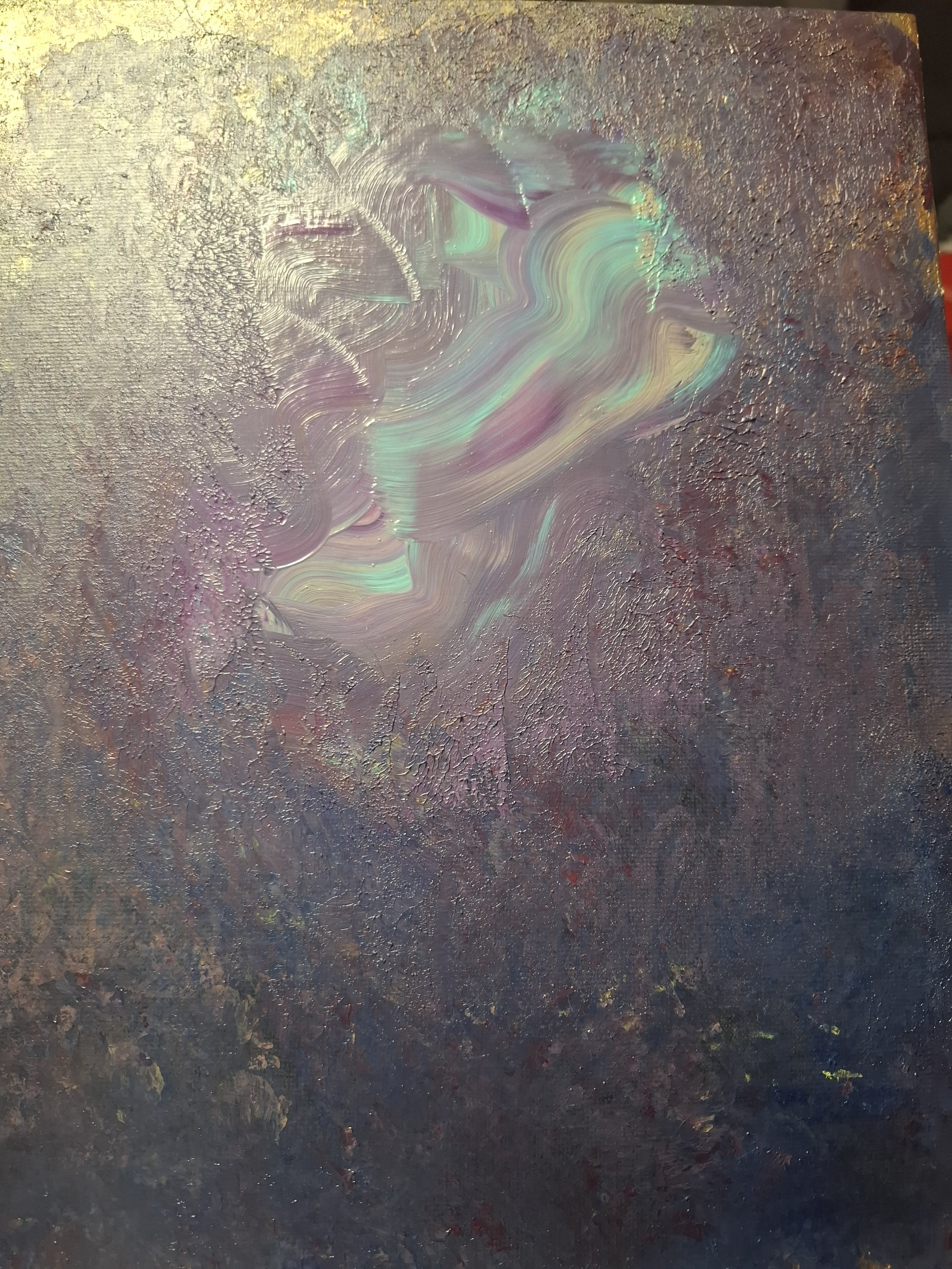 Ein abstruses futuristisches Gemälde mit leuchtenden pastellfarbenen Pinselstrichen in der Mitte, umgeben von einer texturierten Oberfläche mit dunklen, erdigen Tönen.