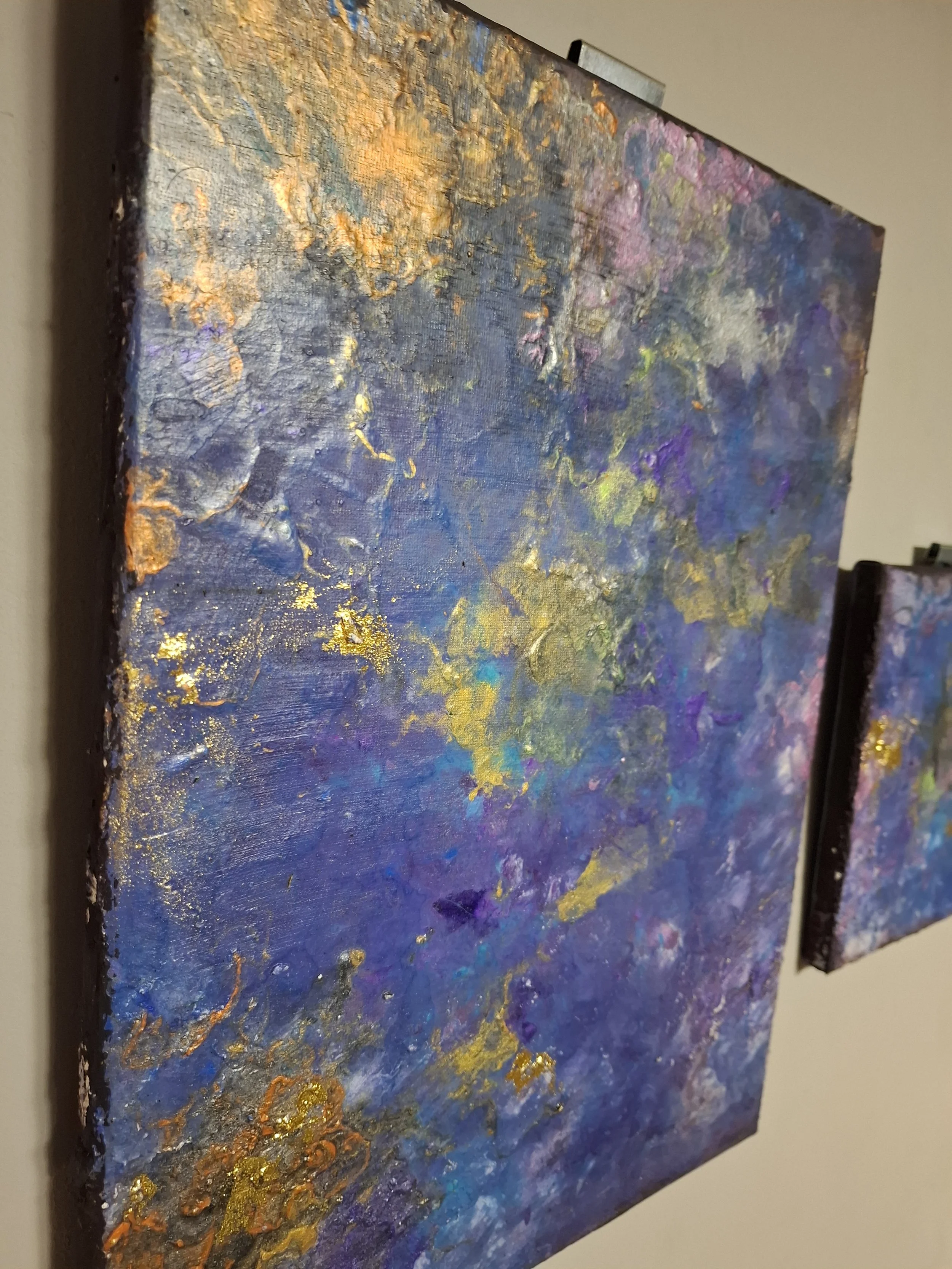 Abstraktes Gemälde mit lila, gold, orange, grün und blauen Farbtönen und Textur auf Leinwand.